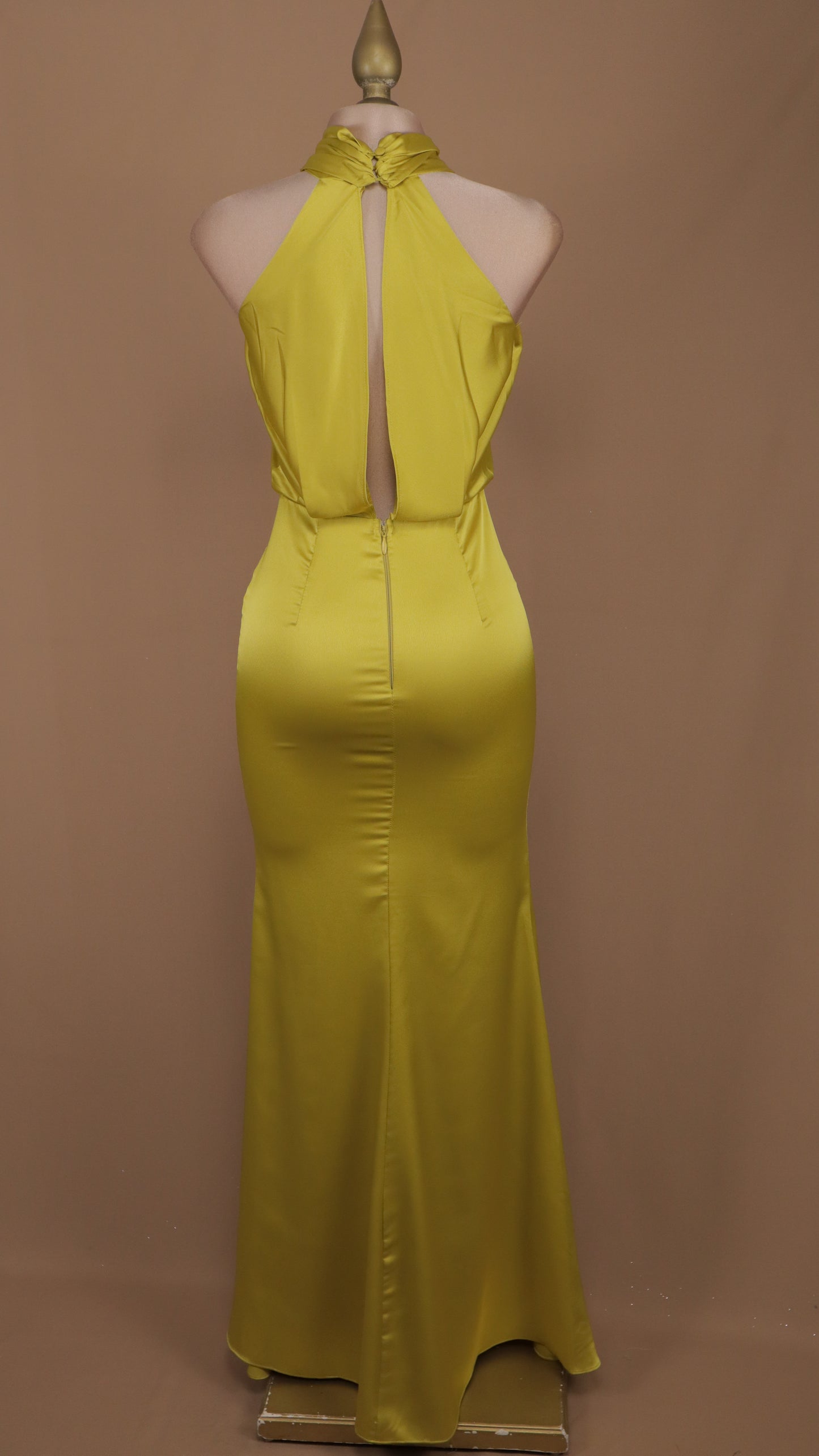 Vestido largo satinado cuello halter