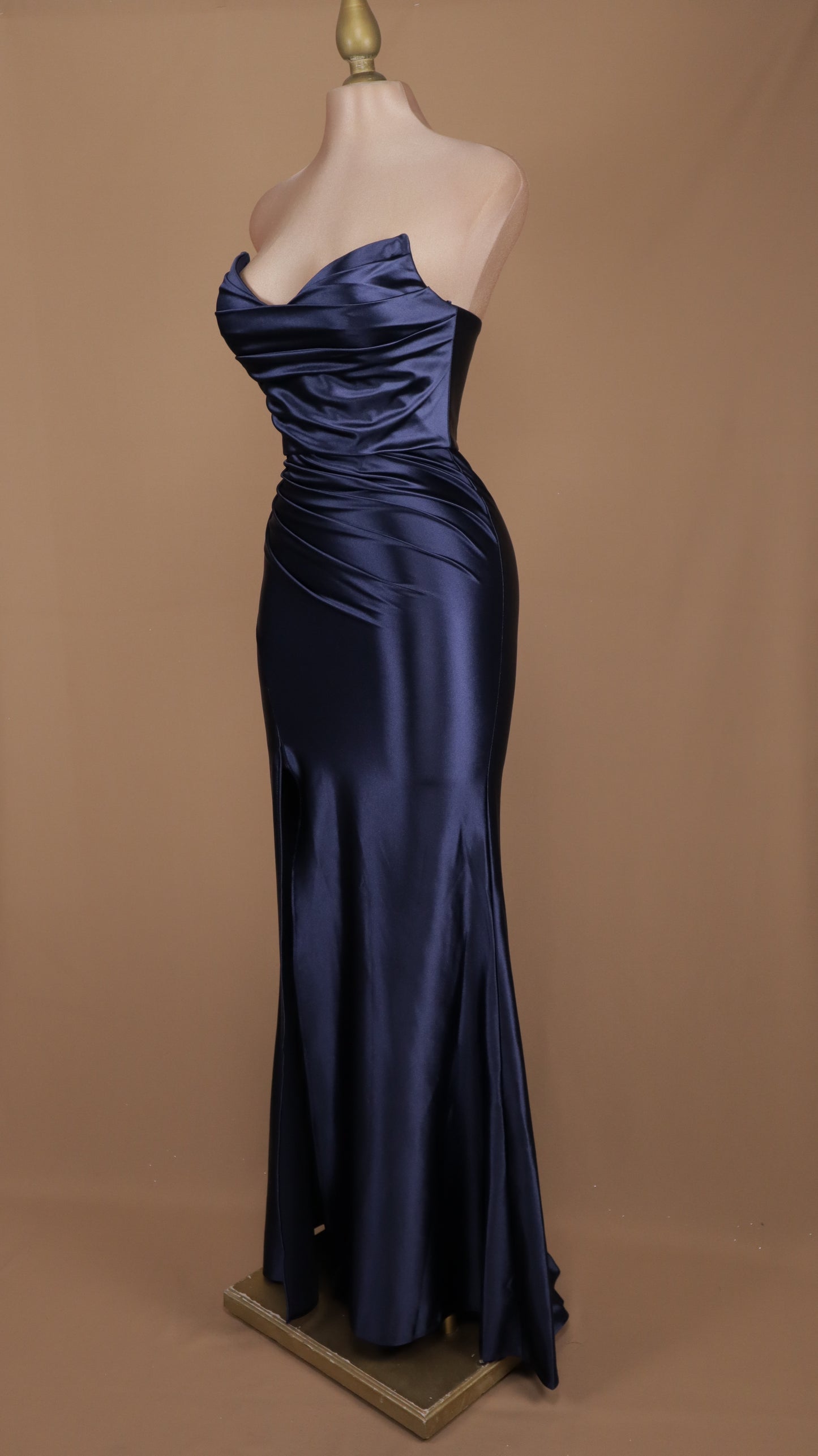 Vestido largo satinado de licra estraple