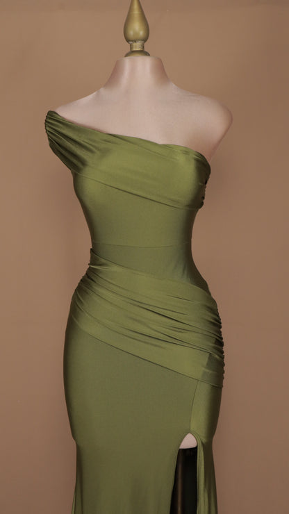 Vestido largo de licra con escote asimétrico