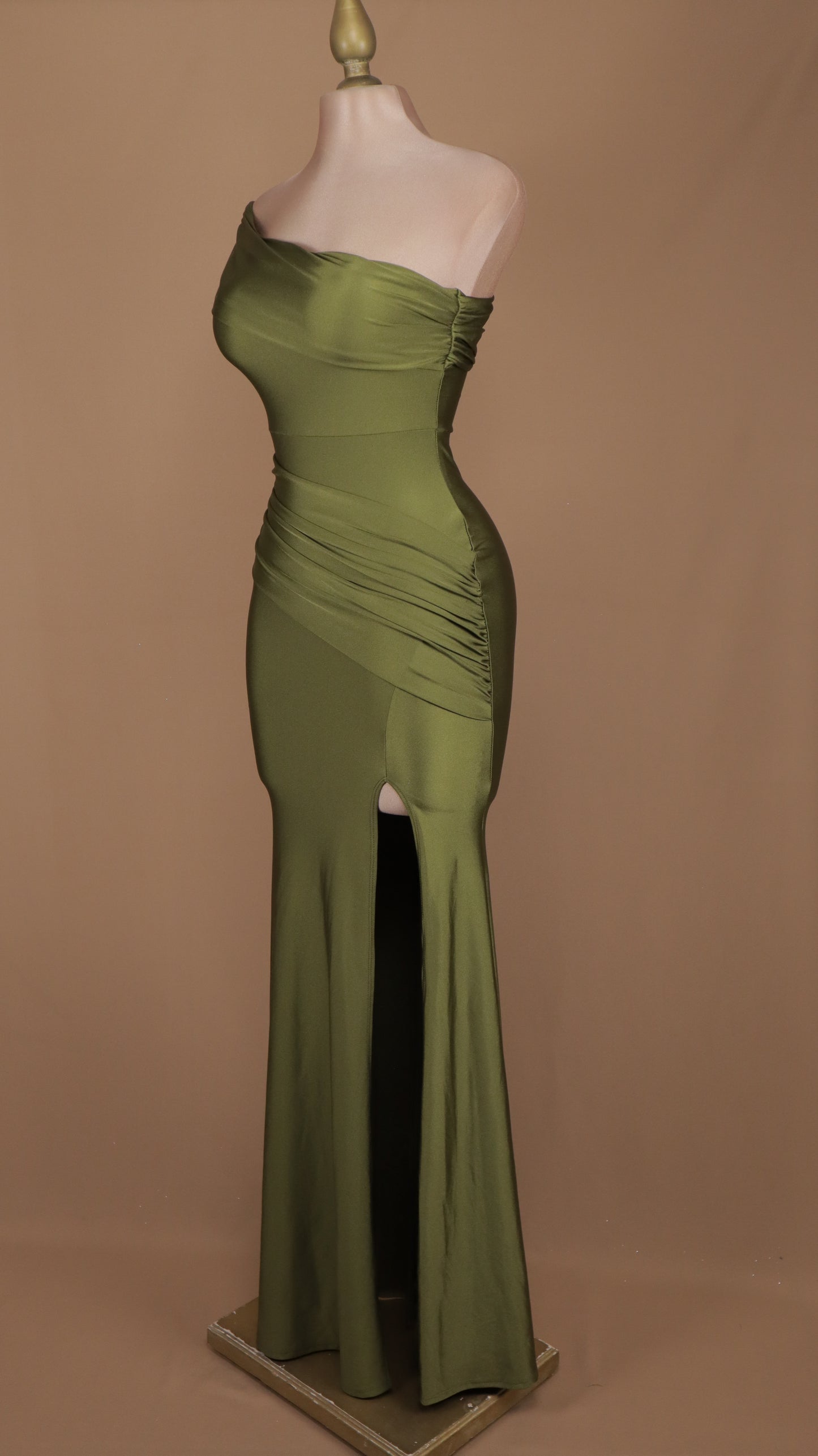 Vestido largo de licra con escote asimétrico