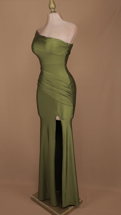Vestido largo de licra con escote asimétrico