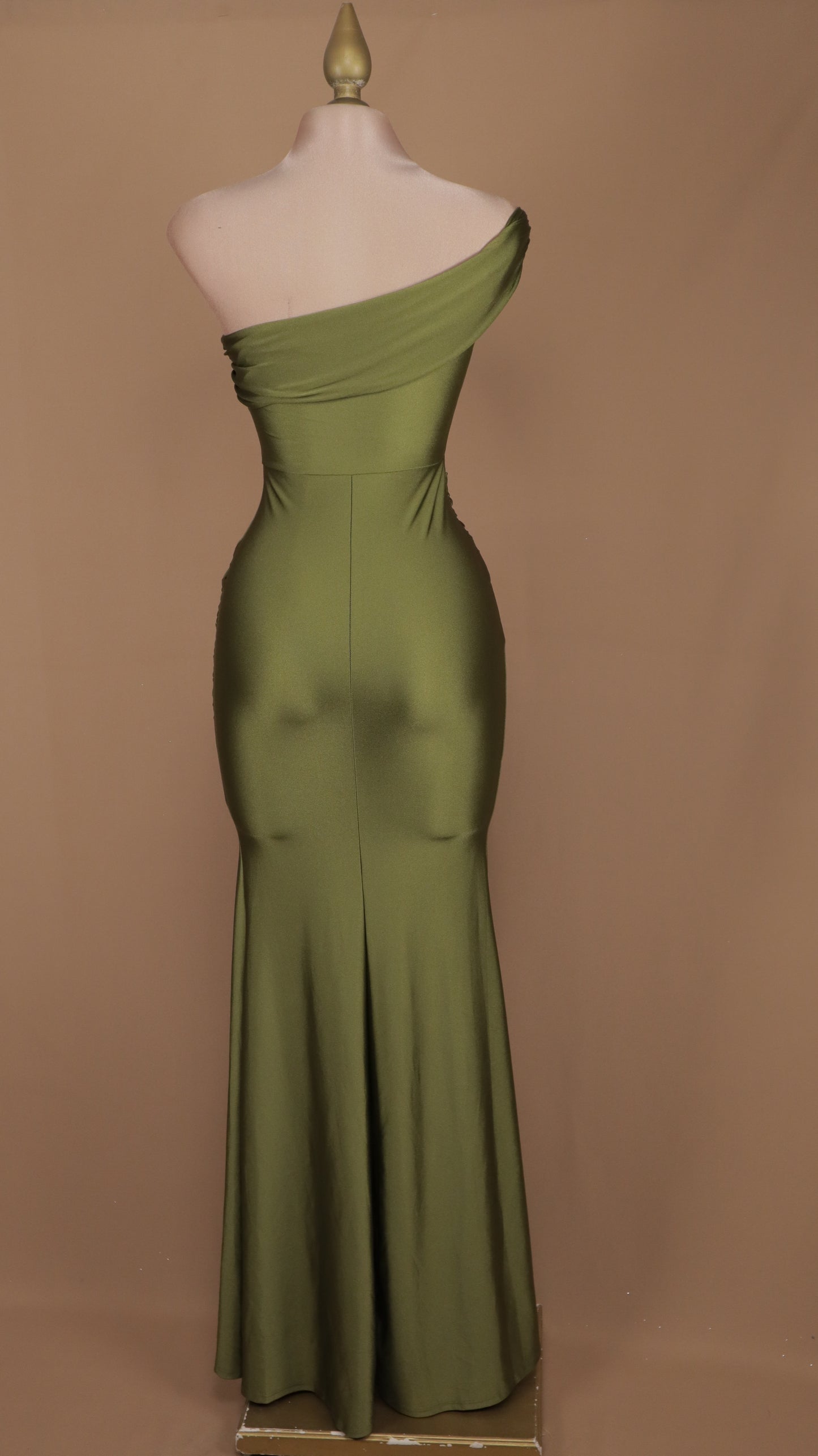 Vestido largo de licra con escote asimétrico
