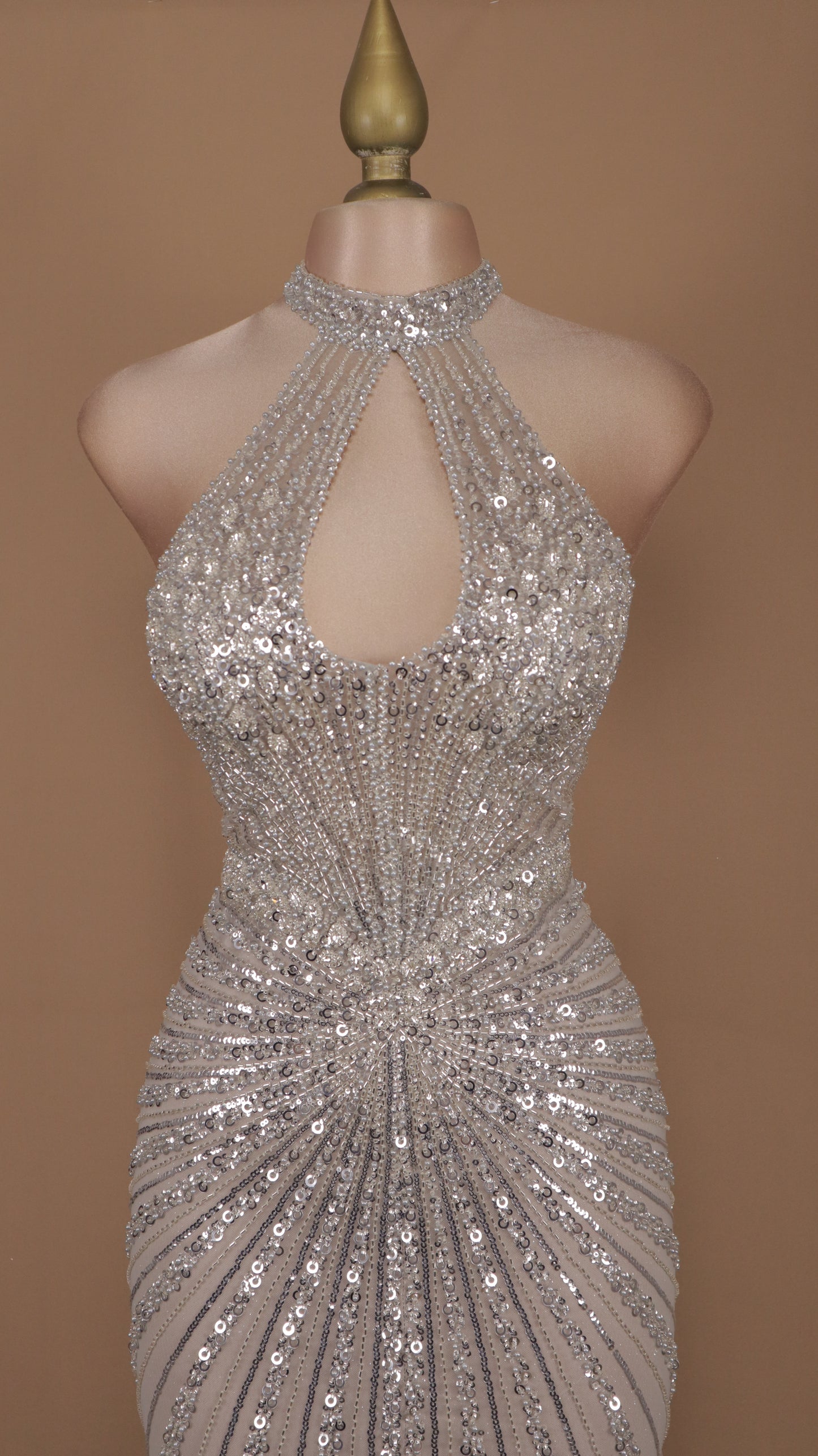 Vestido largo de graduación cuello halter con escote
