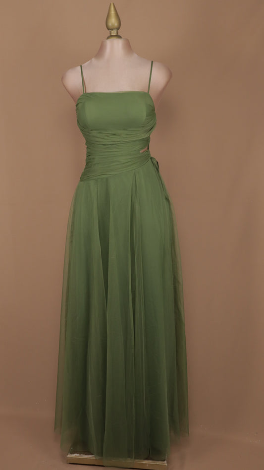 Vestido largo con escote en costado y tul