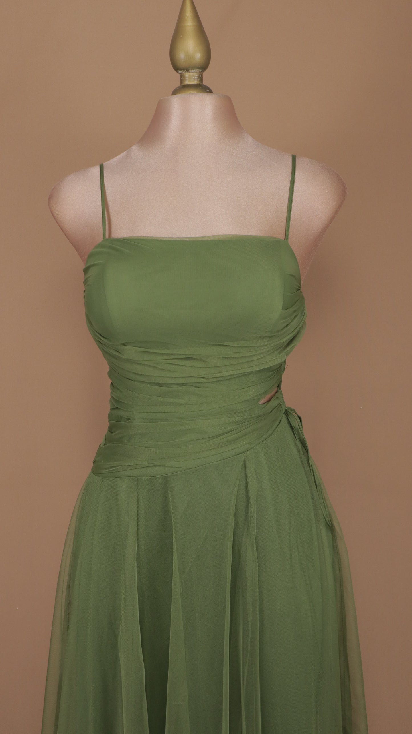 Vestido largo con escote en costado y tul