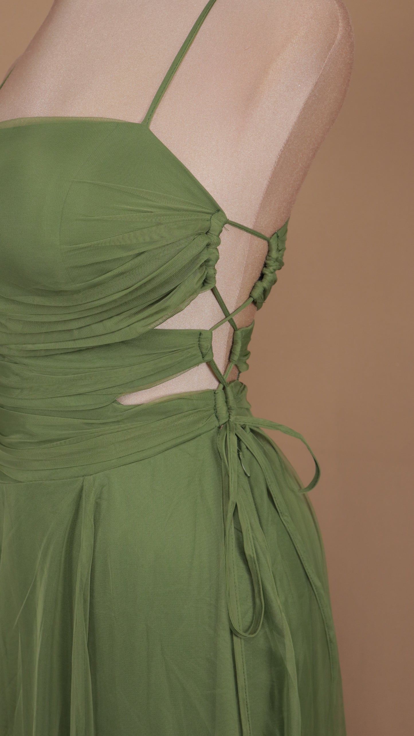 Vestido largo con escote en costado y tul