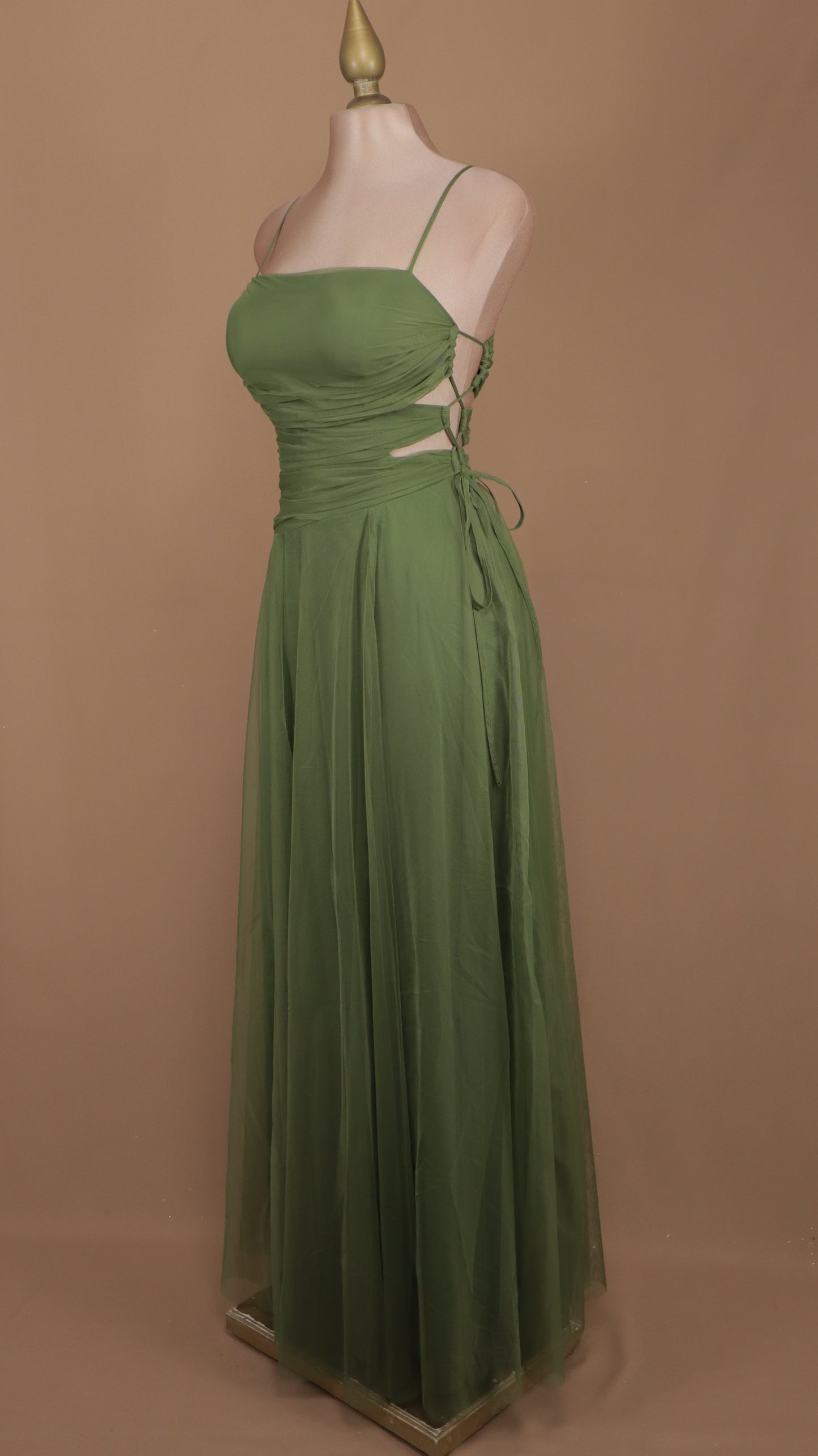 Vestido largo con escote en costado y tul