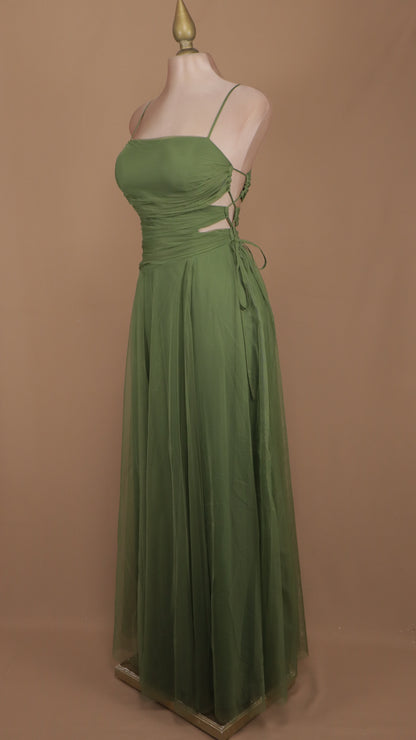 Vestido largo con escote en costado y tul