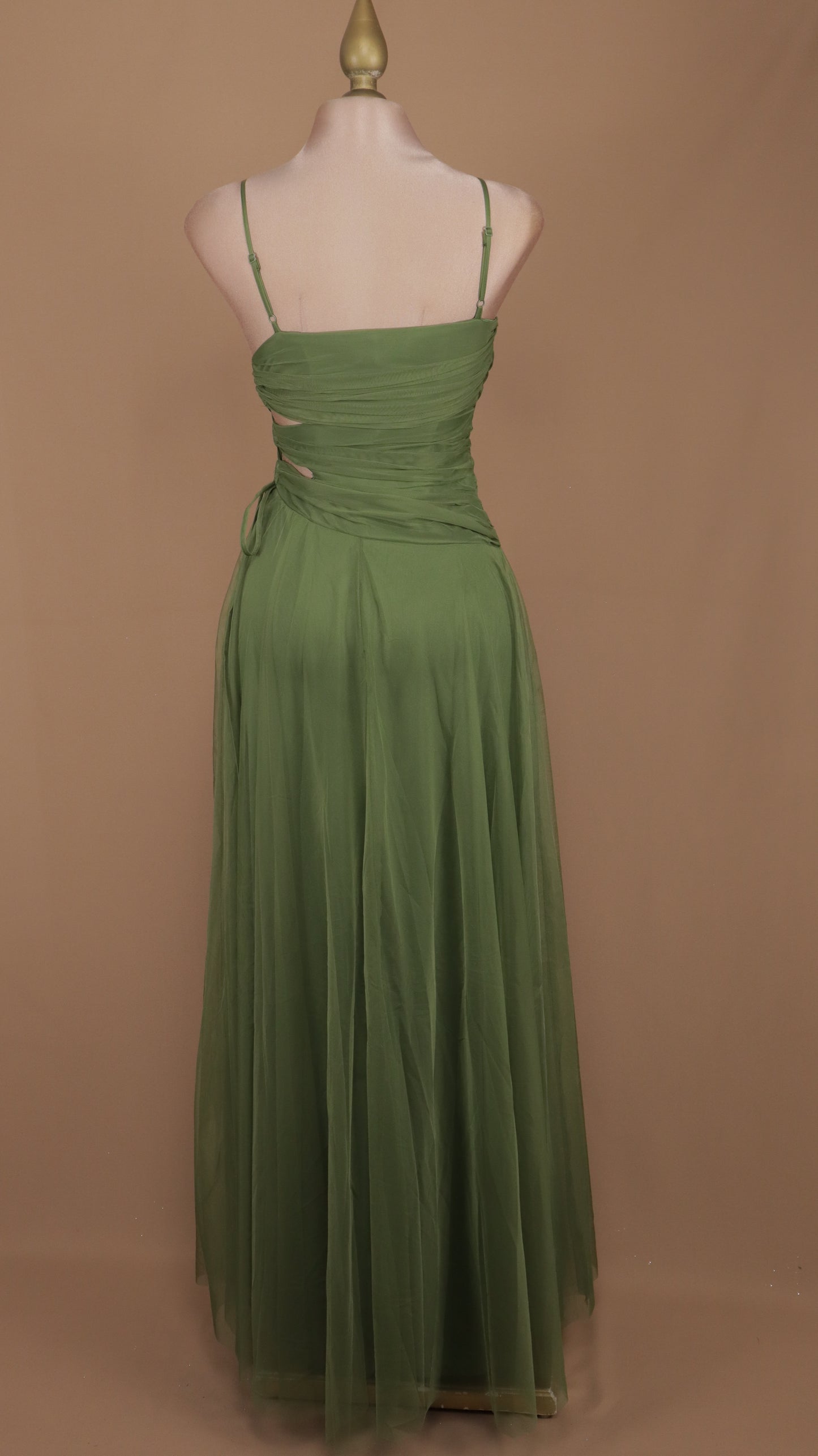 Vestido largo con escote en costado y tul