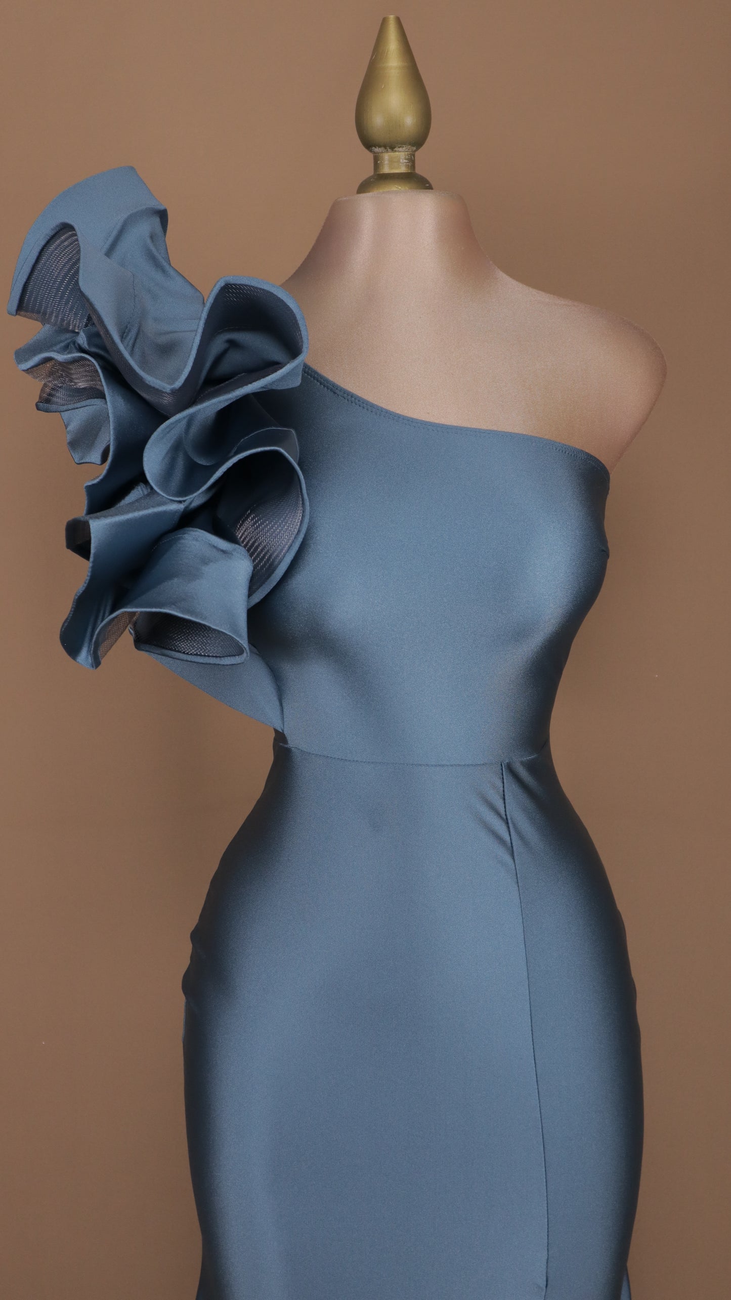 Vestido largo de licra con escarola y abertura