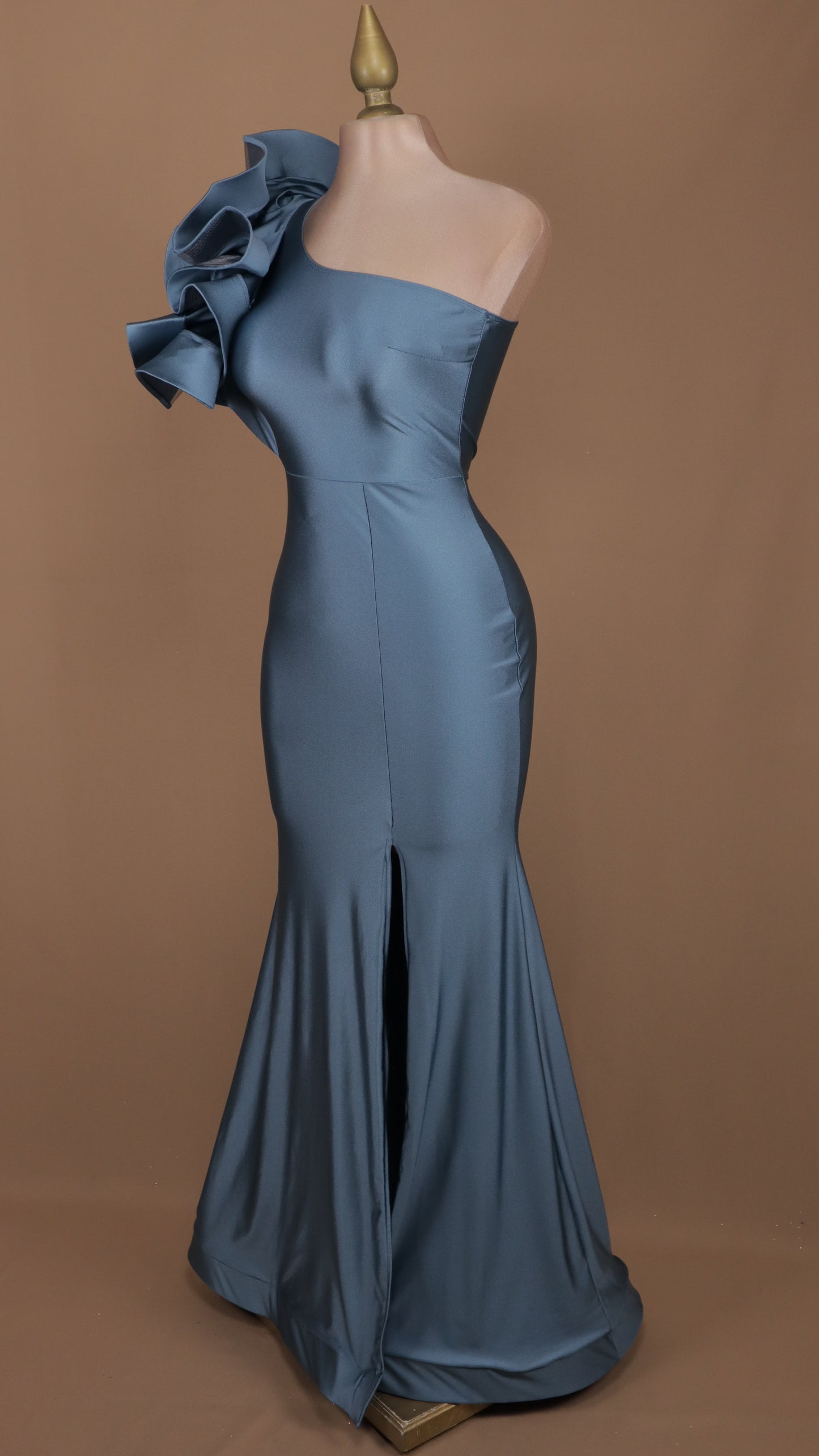 Vestido largo de licra con escarola y abertura