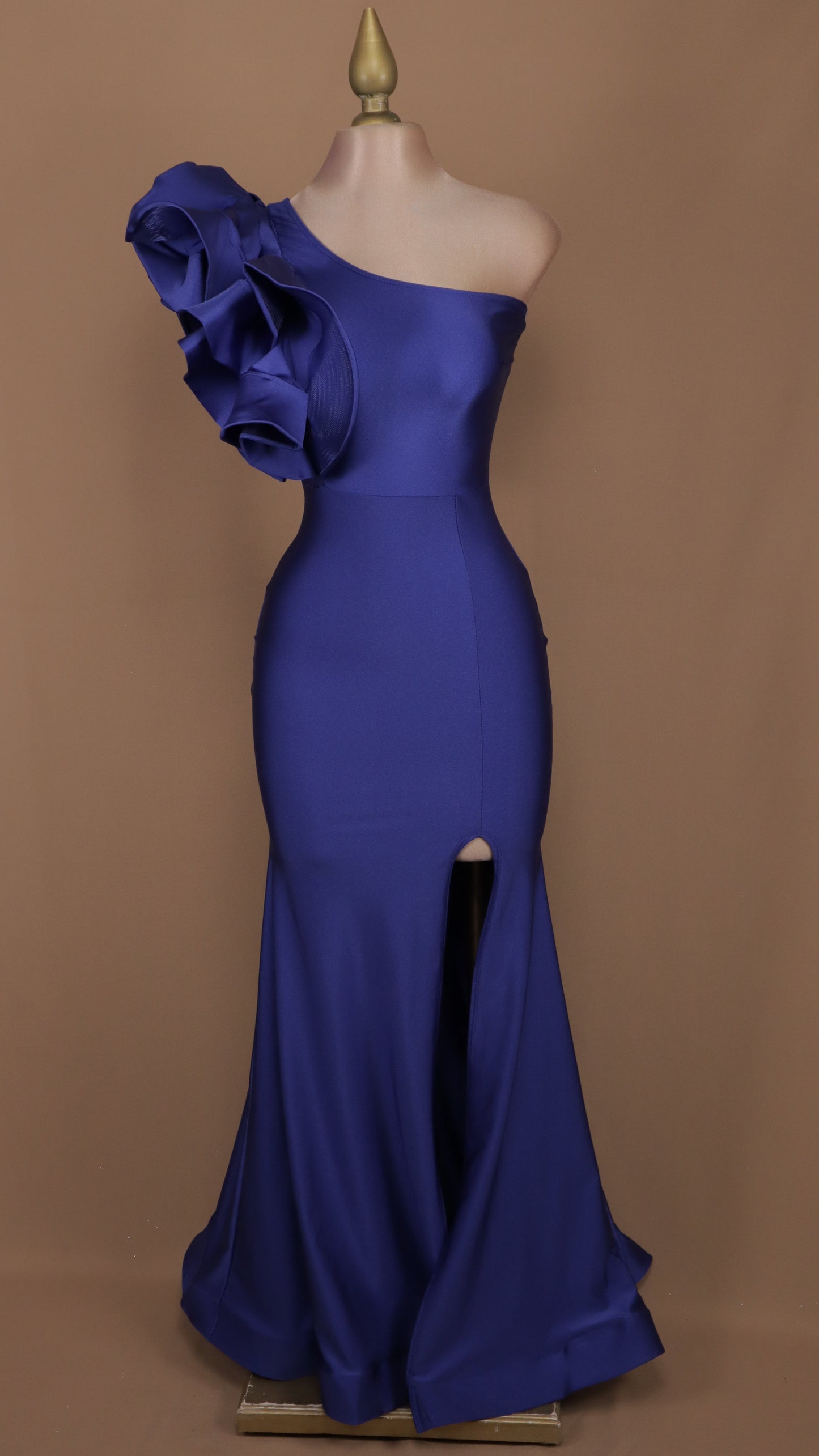 Vestido largo de licra con escarola y abertura