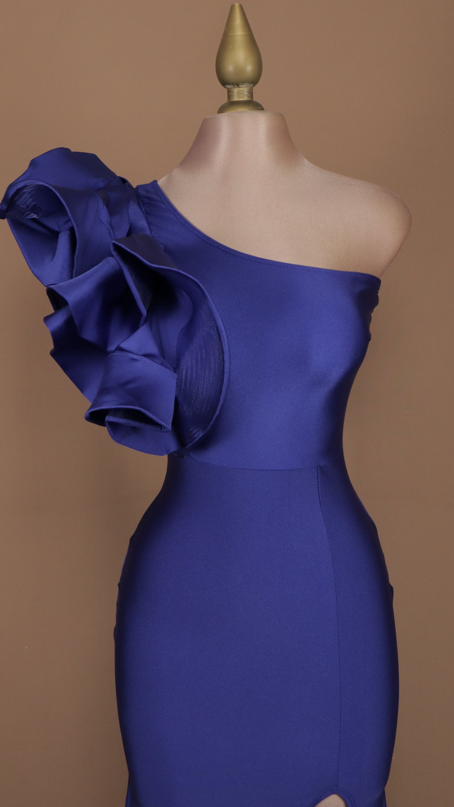Vestido largo de licra con escarola y abertura