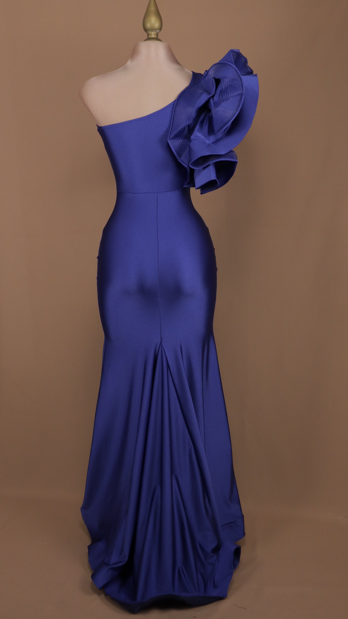 Vestido largo de licra con escarola y abertura