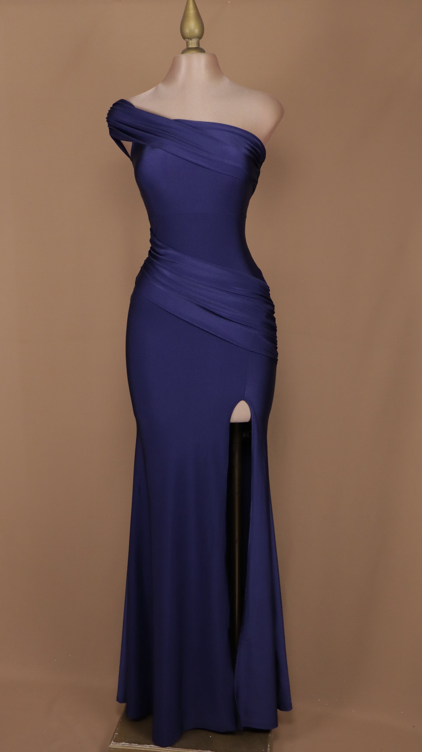 Vestido largo de licra con escote asimétrico