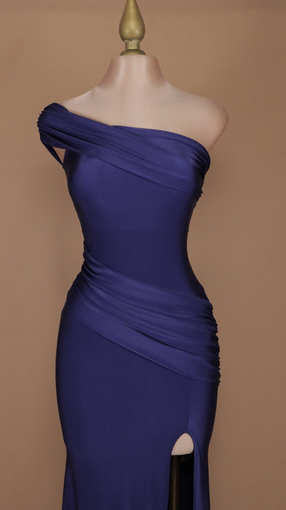 Vestido largo de licra con escote asimétrico