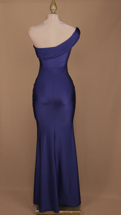 Vestido largo de licra con escote asimétrico