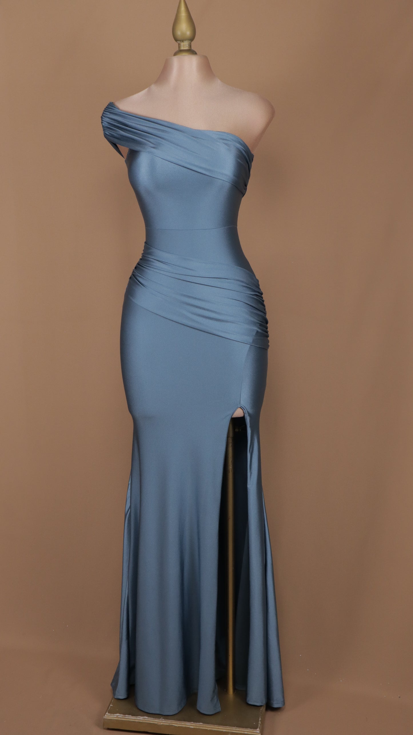 Vestido largo de licra con escote asimétrico
