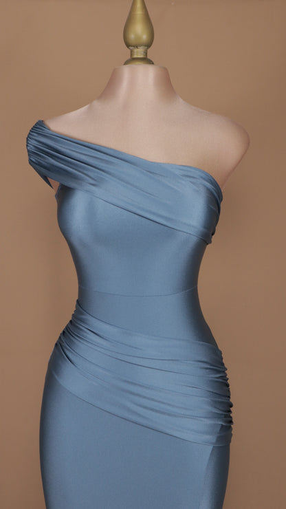 Vestido largo de licra con escote asimétrico