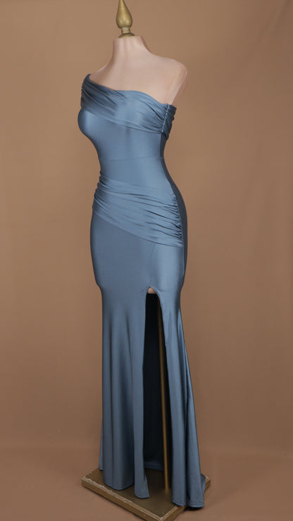 Vestido largo de licra con escote asimétrico