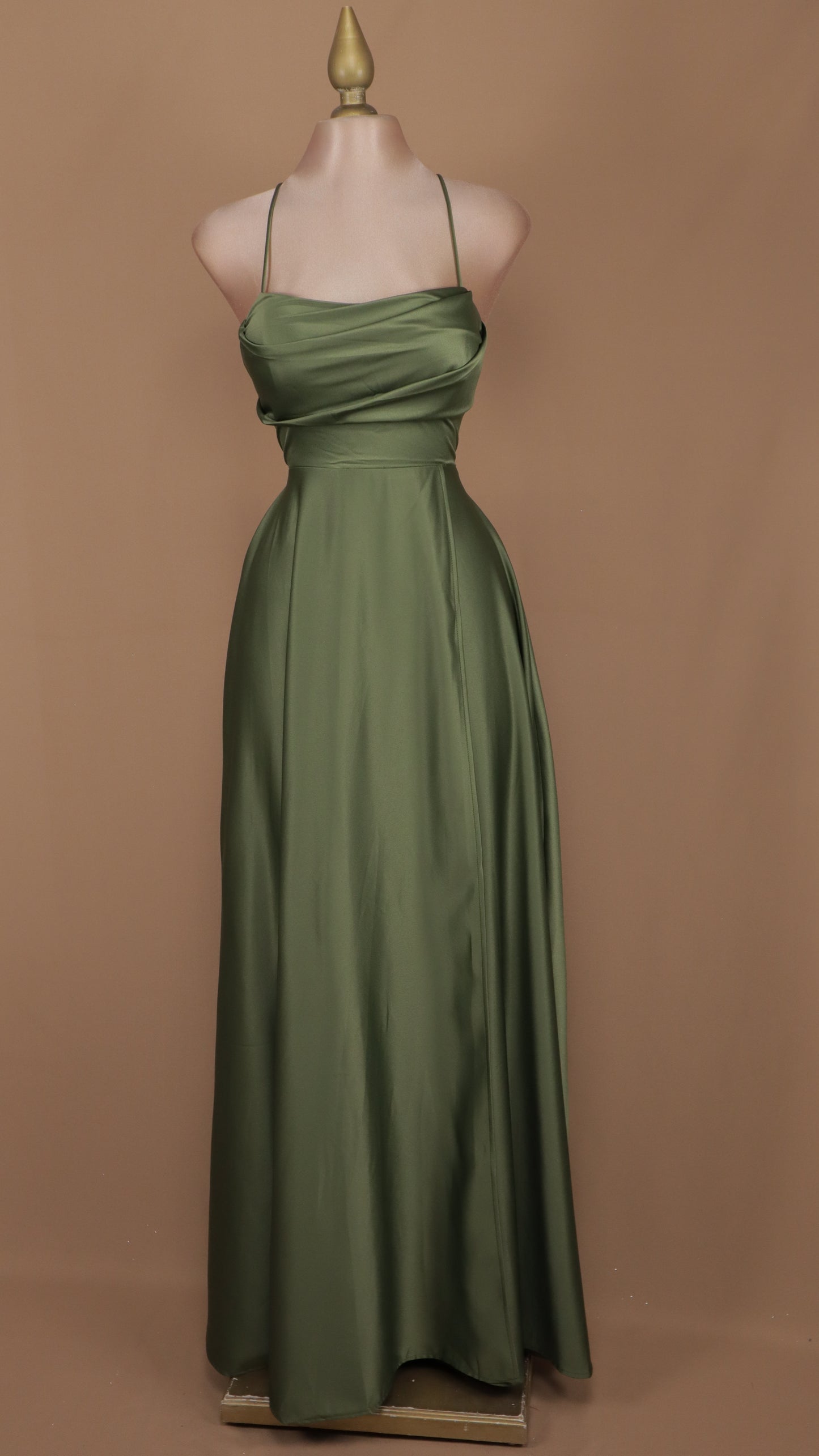 Vestido largo línea A con escote en la espalda