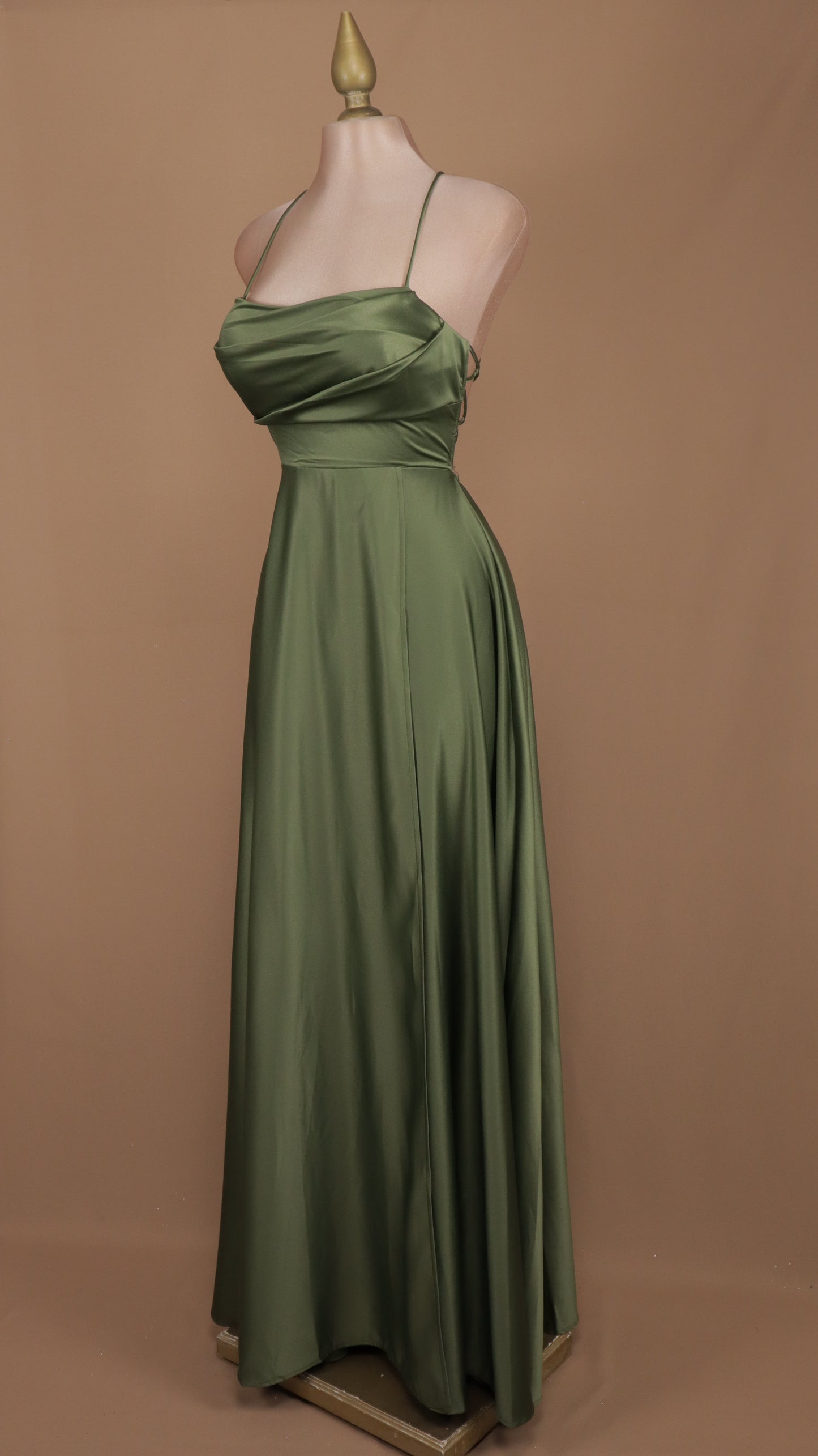 Vestido largo línea A con escote en la espalda