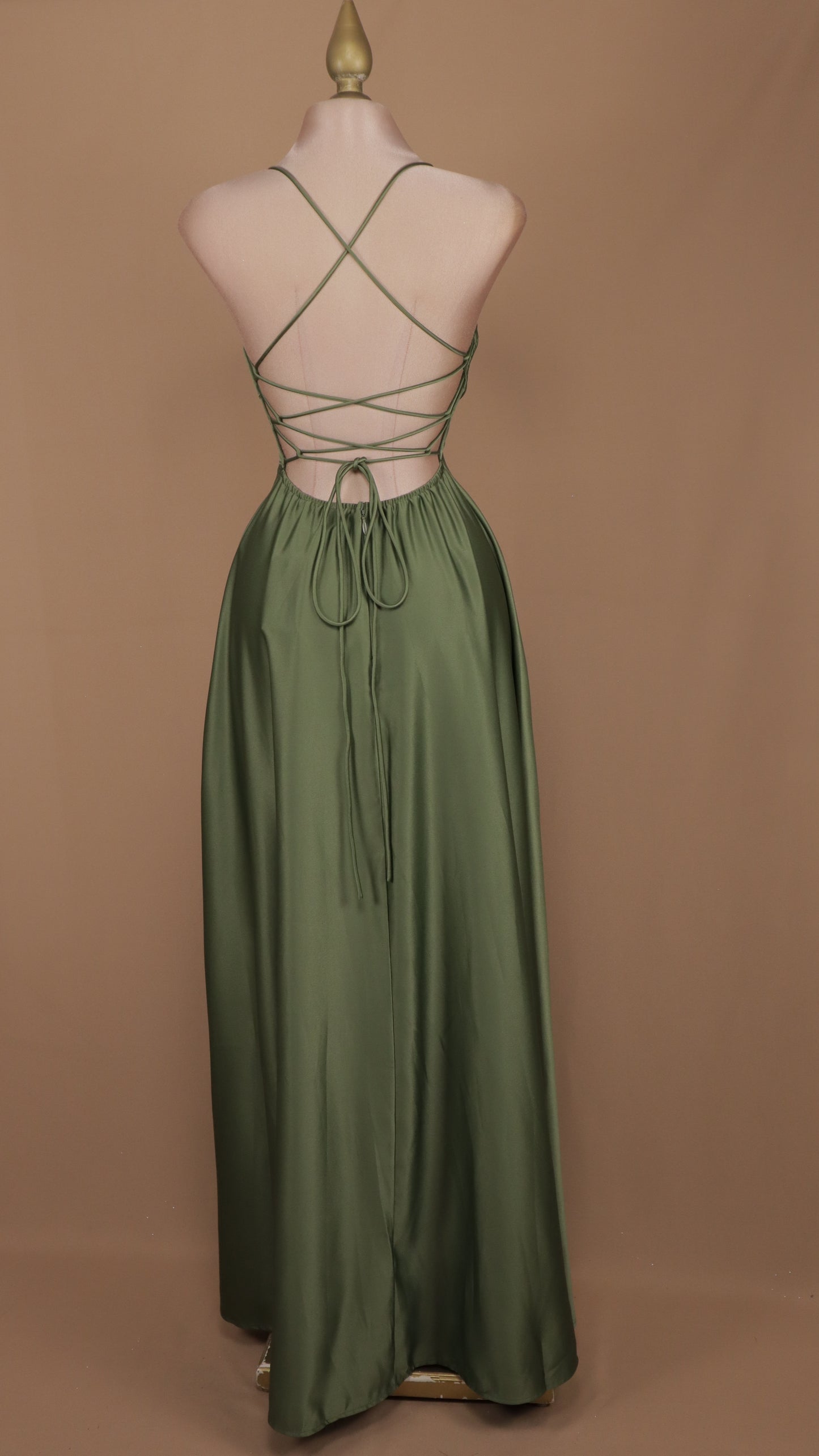 Vestido largo línea A con escote en la espalda