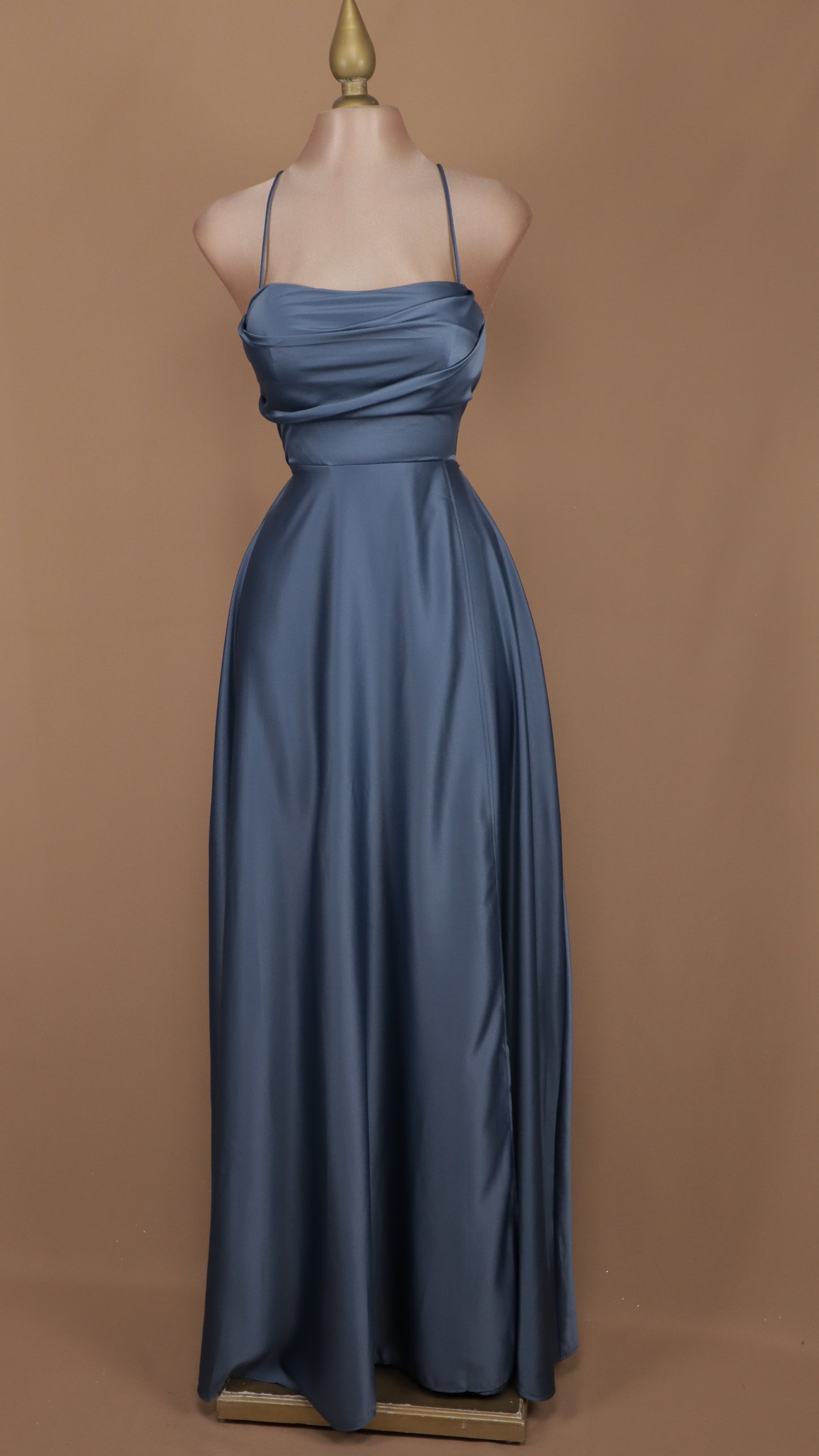 Vestido largo línea A con escote en la espalda