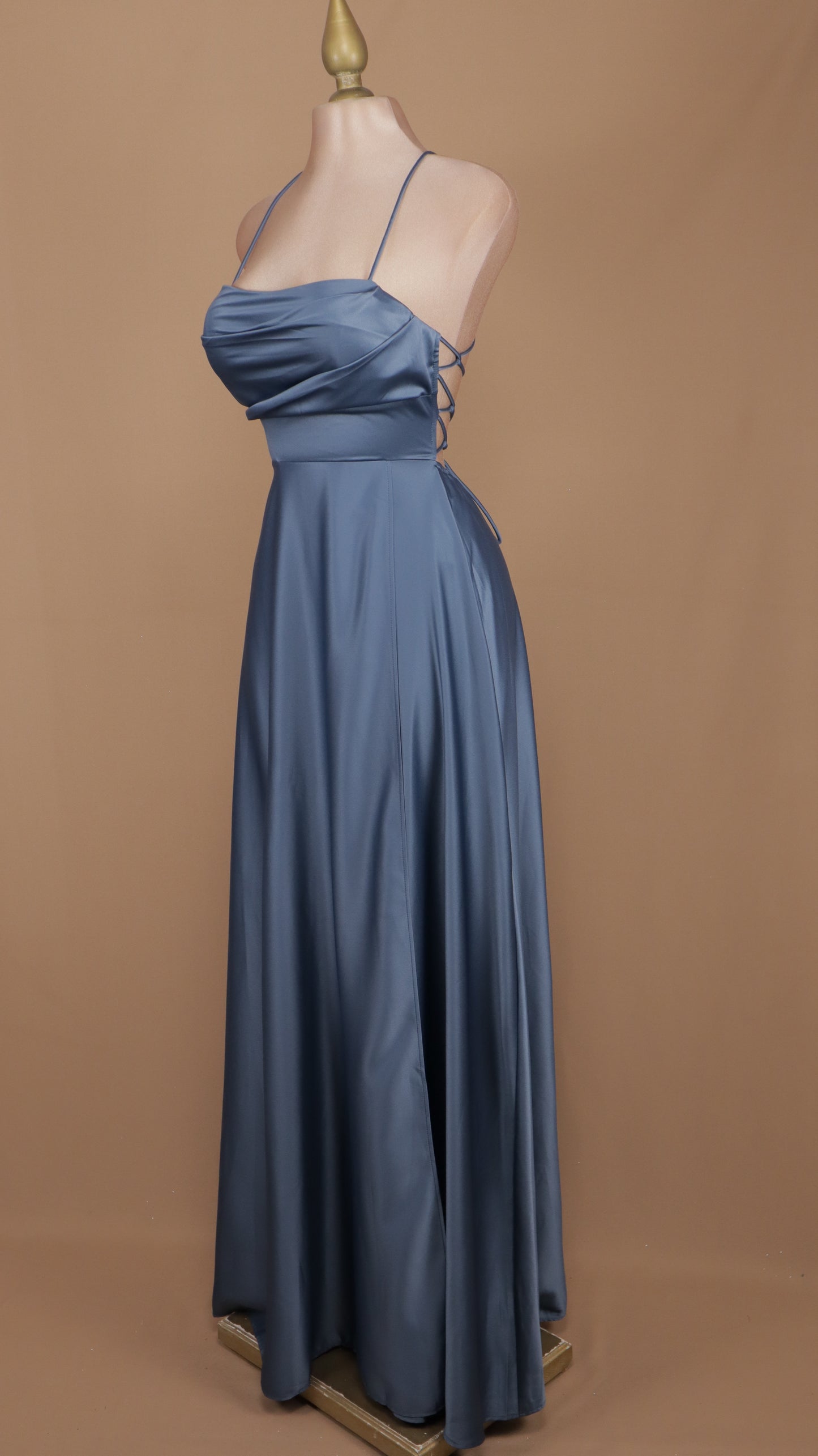 Vestido largo línea A con escote en la espalda