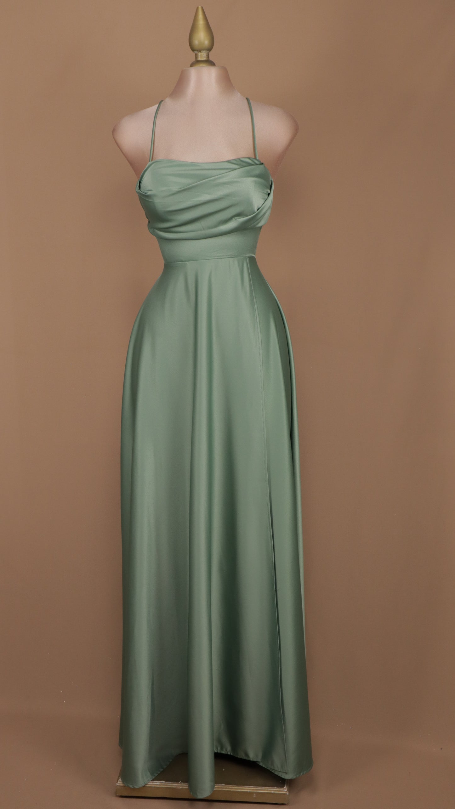 Vestido largo línea A con escote en la espalda