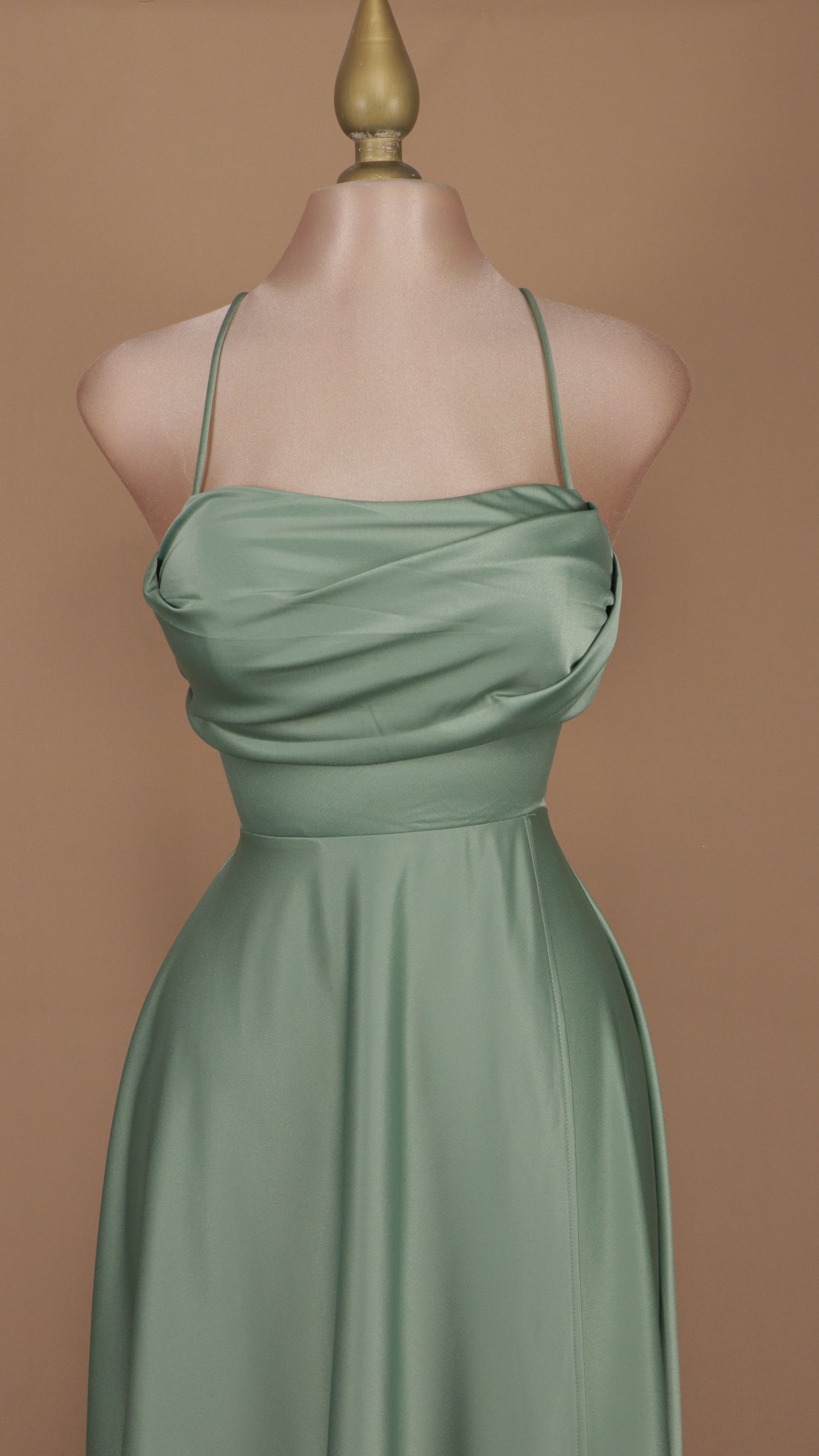 Vestido largo línea A con escote en la espalda