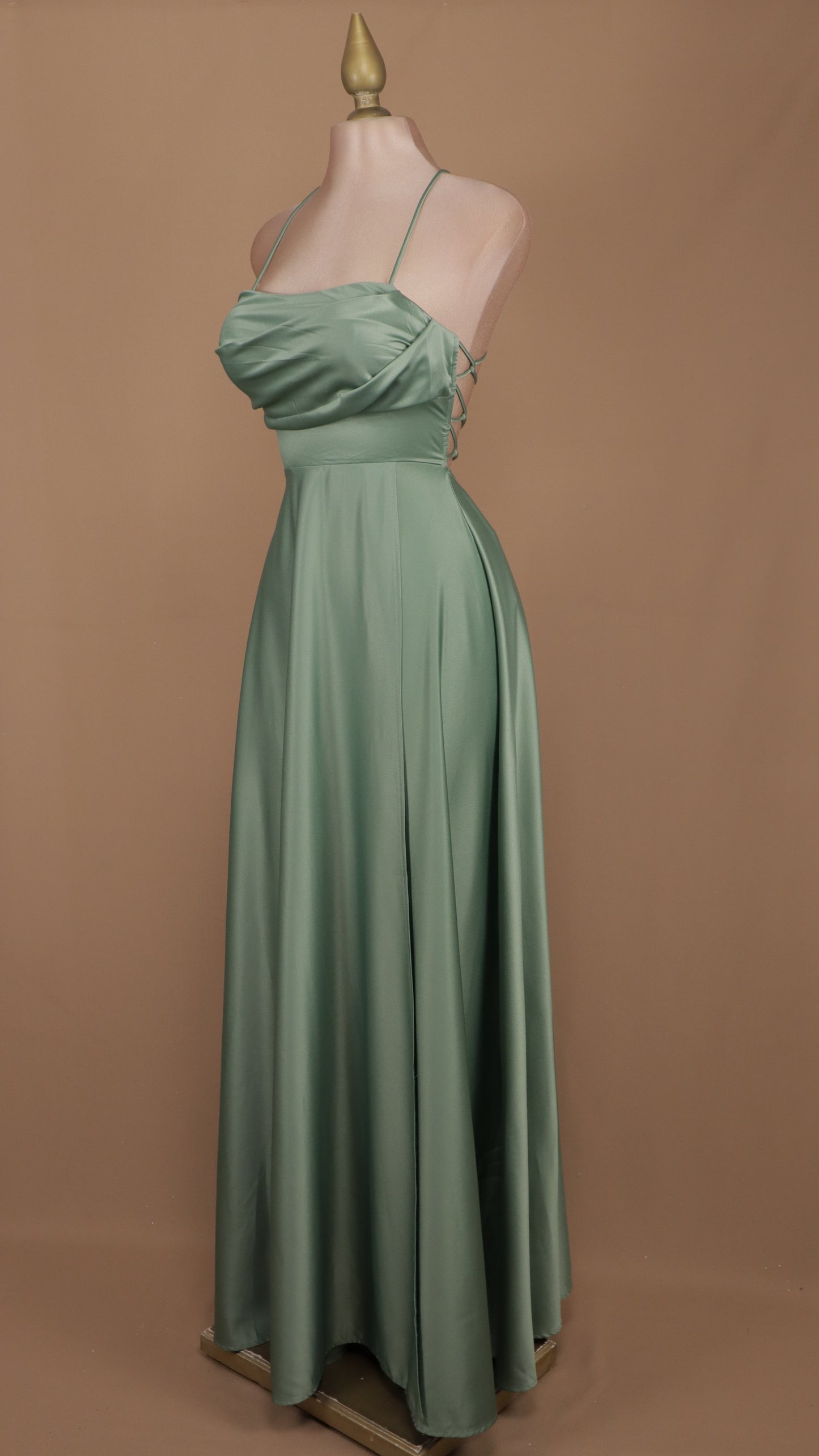 Vestido largo línea A con escote en la espalda