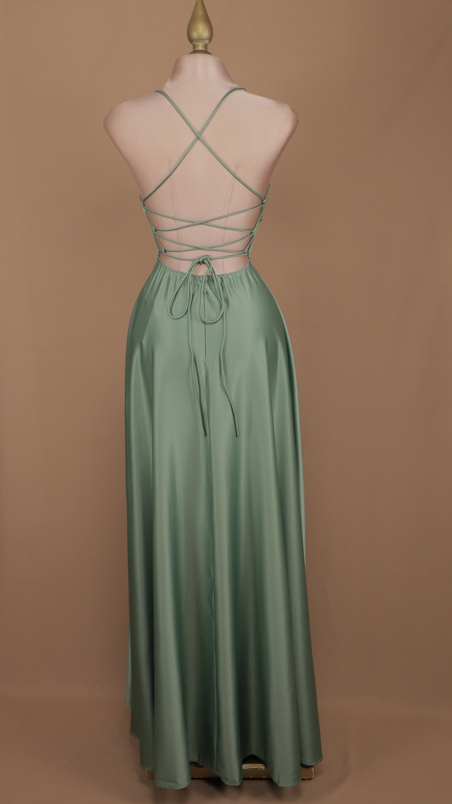 Vestido largo línea A con escote en la espalda