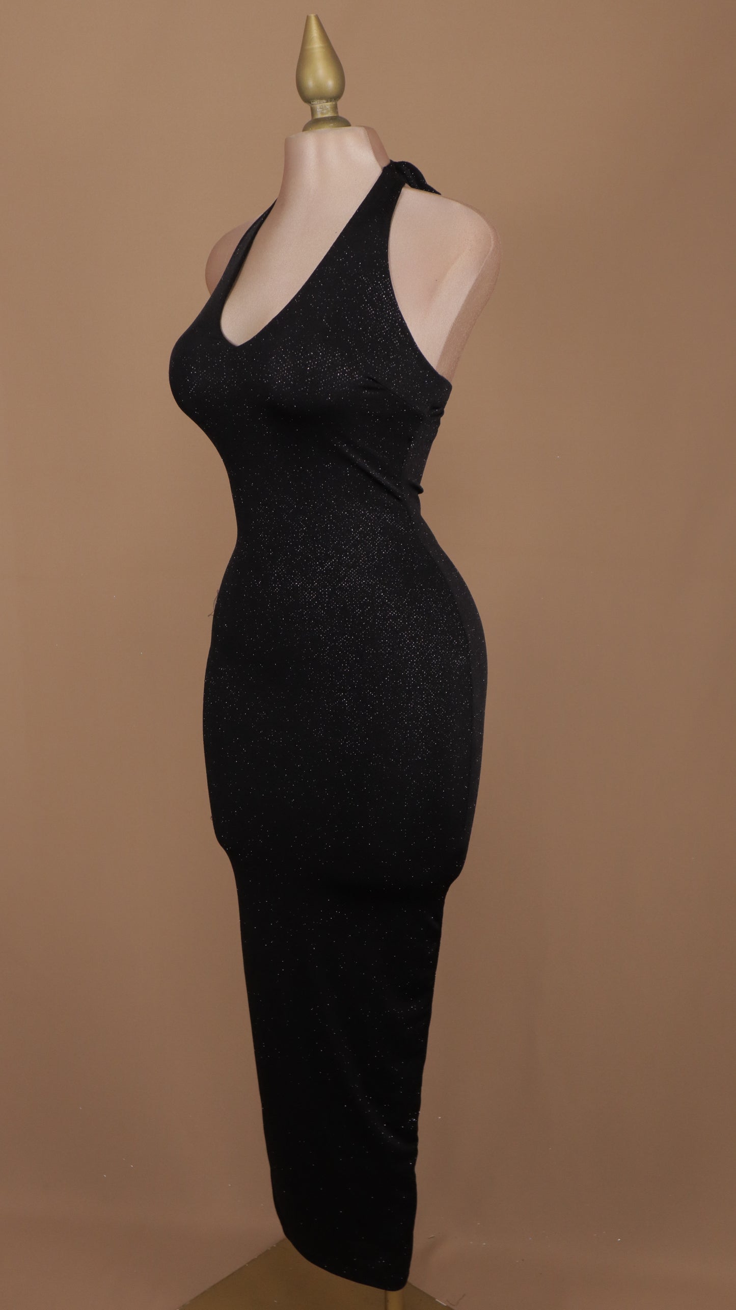 Vestido largo cuello halter con brillos