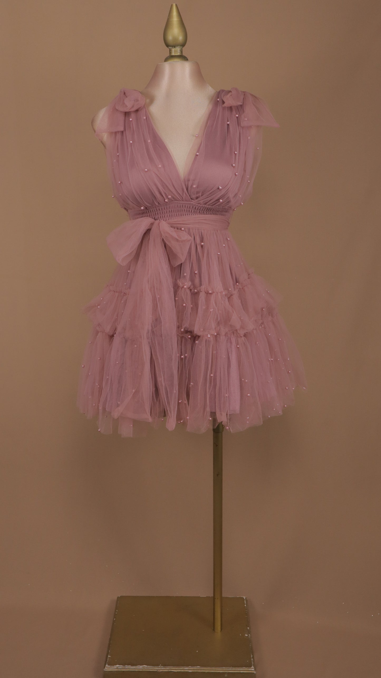 Vestido corto de tul y perlas