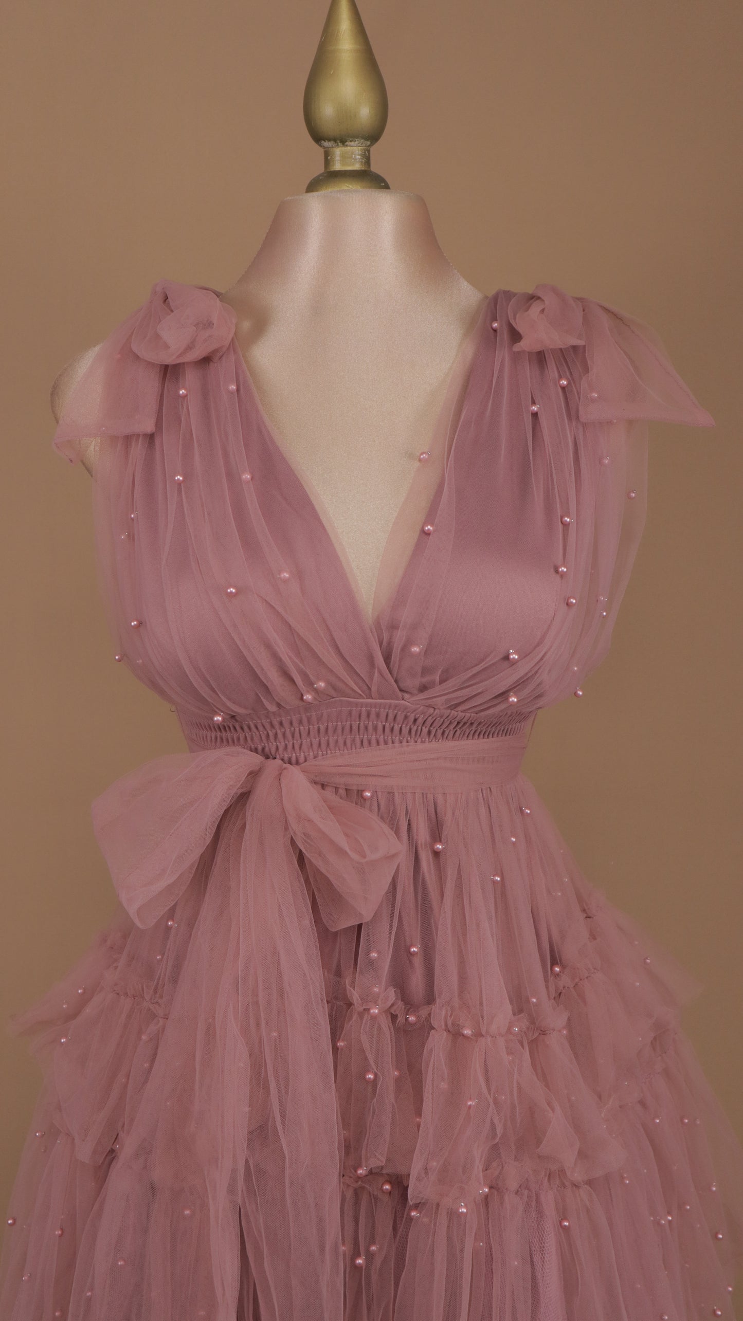 Vestido corto de tul y perlas