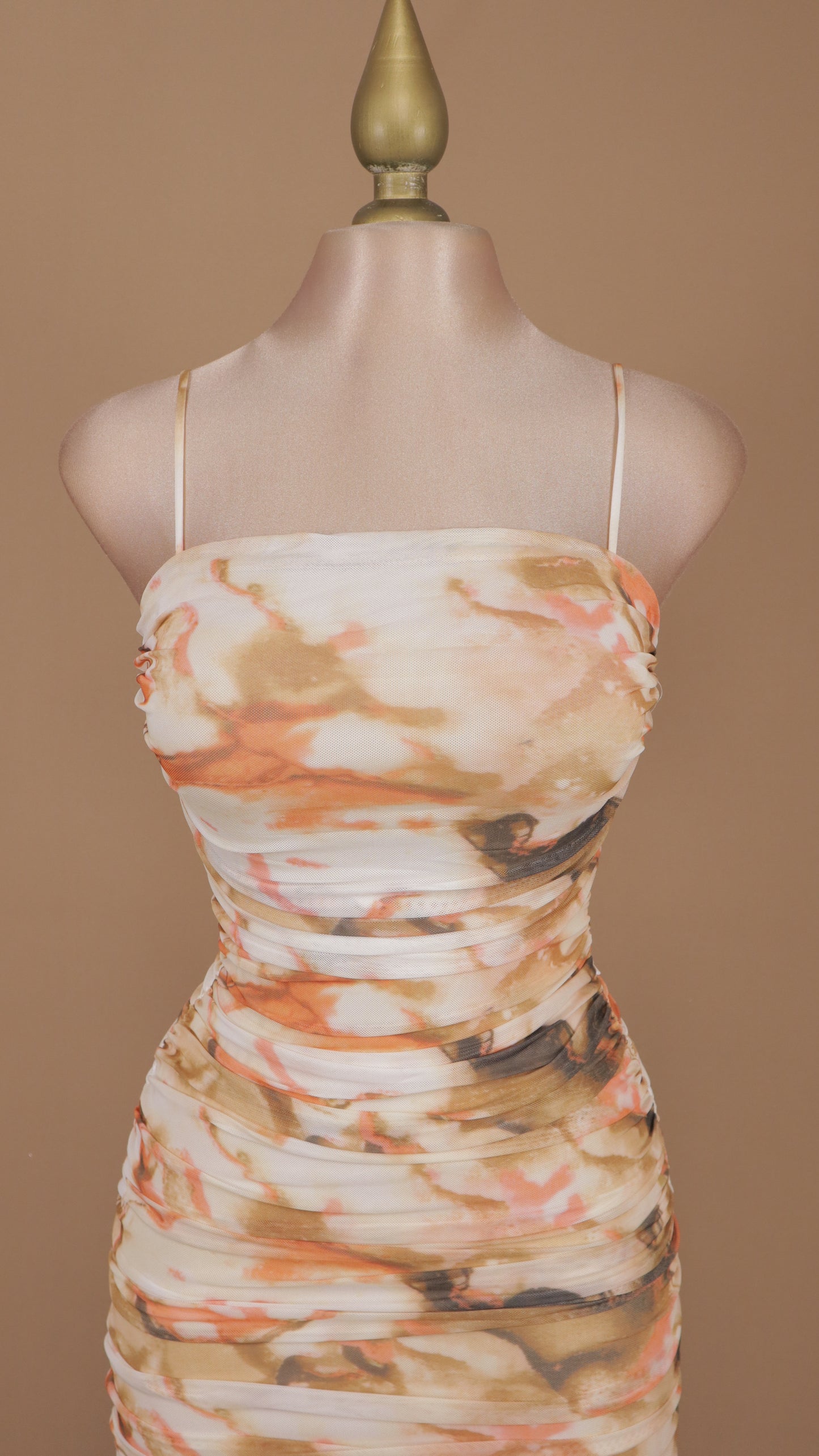 Vestido midi escote de tirante y plisado