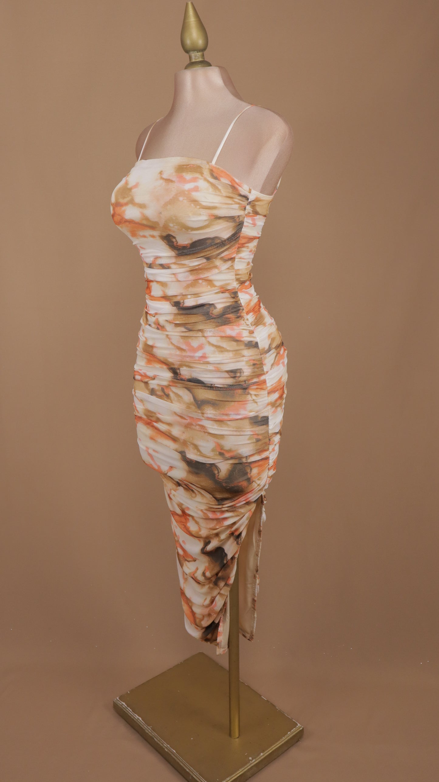 Vestido midi escote de tirante y plisado