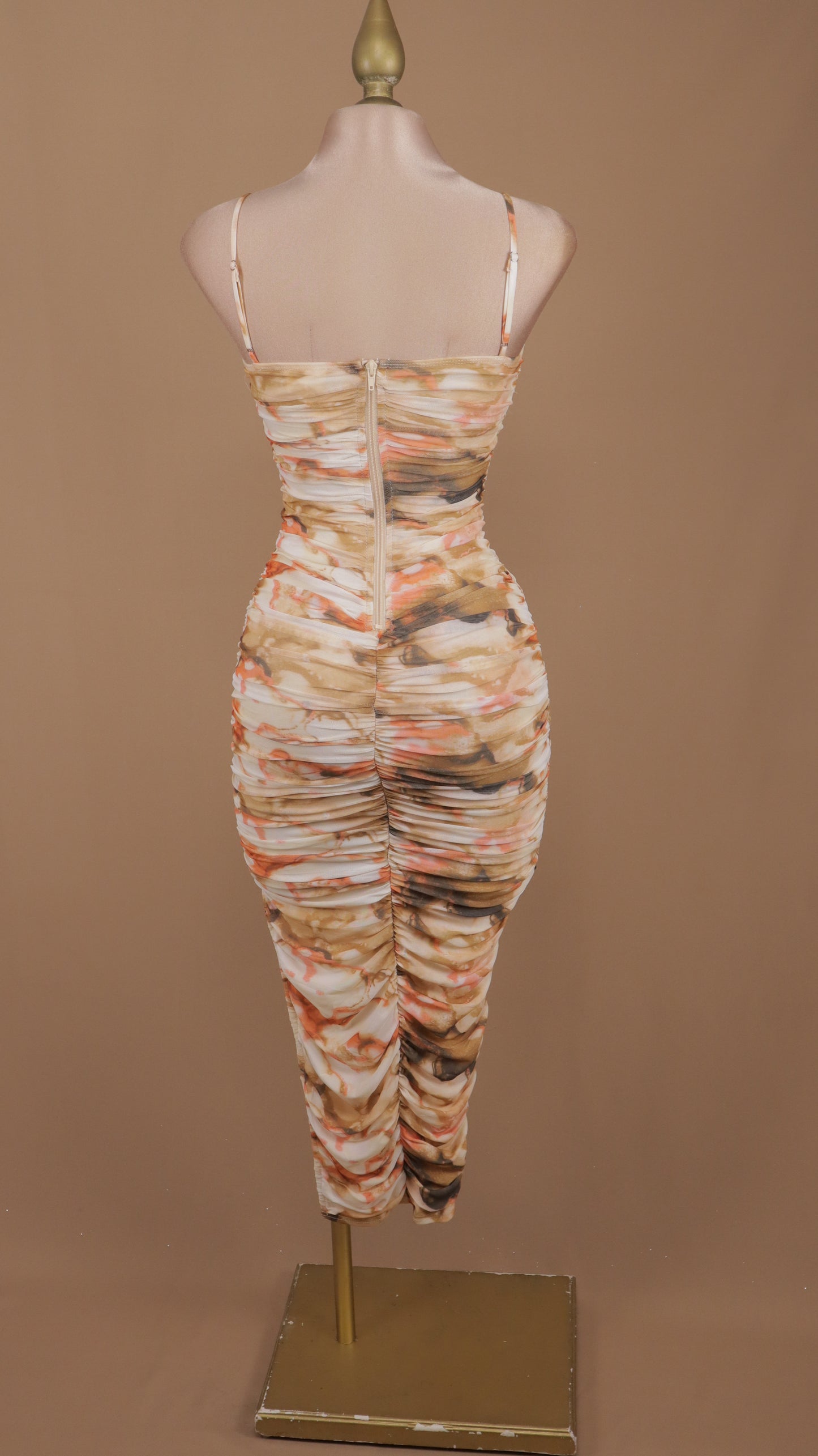 Vestido midi escote de tirante y plisado