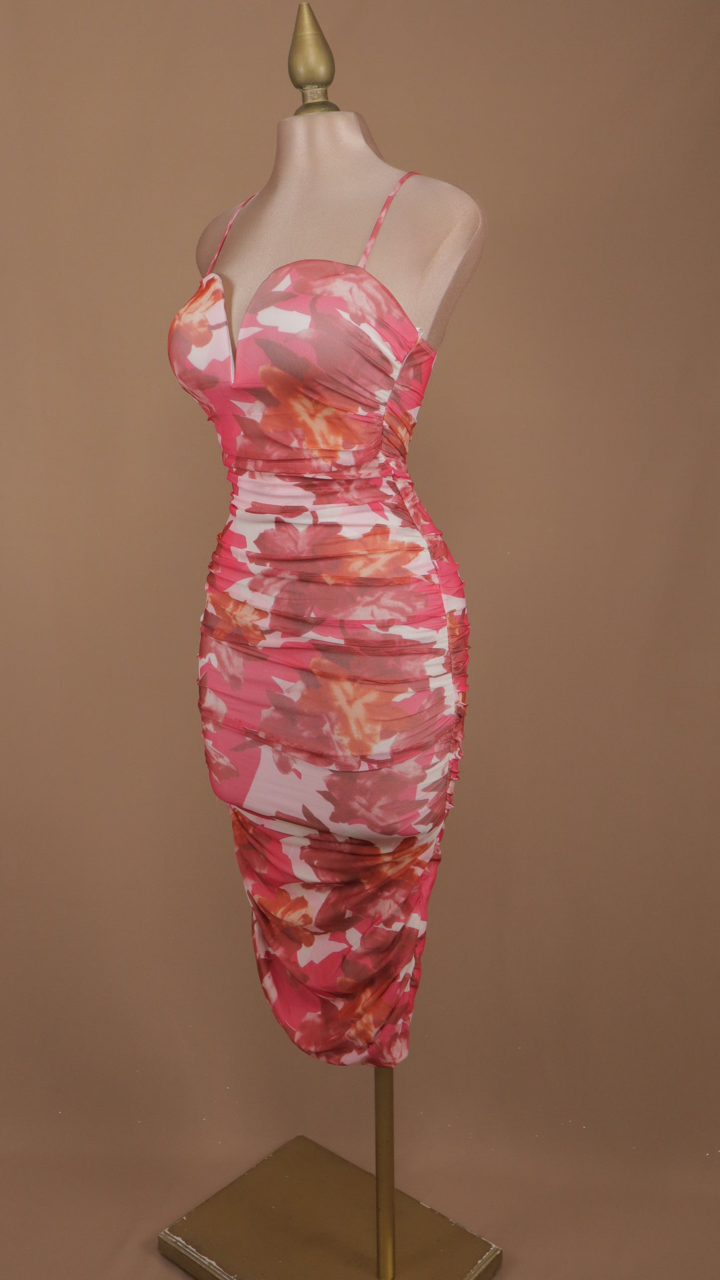 Vestido midi plisado coral