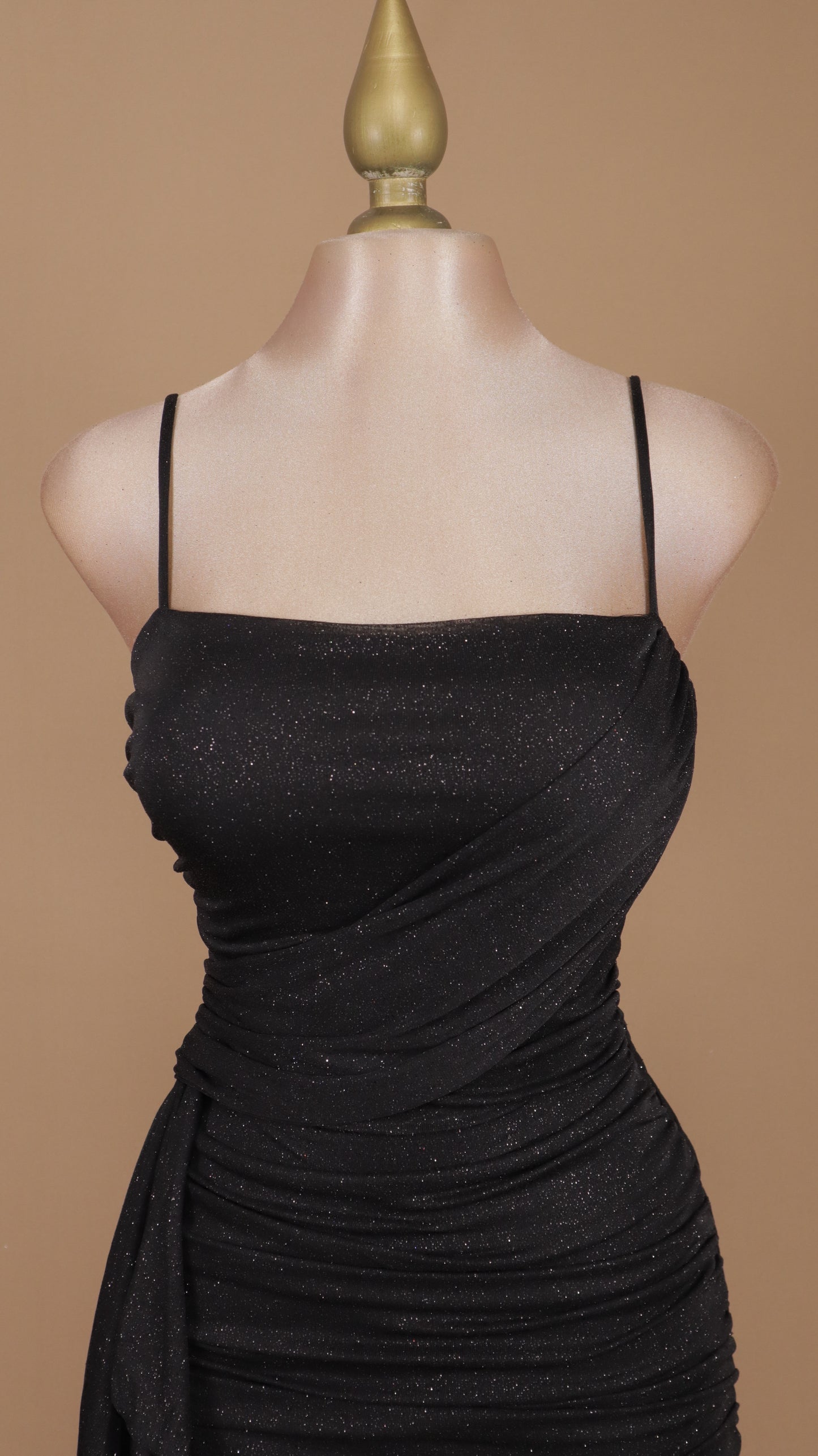 Vestido corto plisado y estola