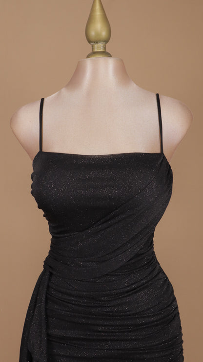 Vestido corto plisado y estola