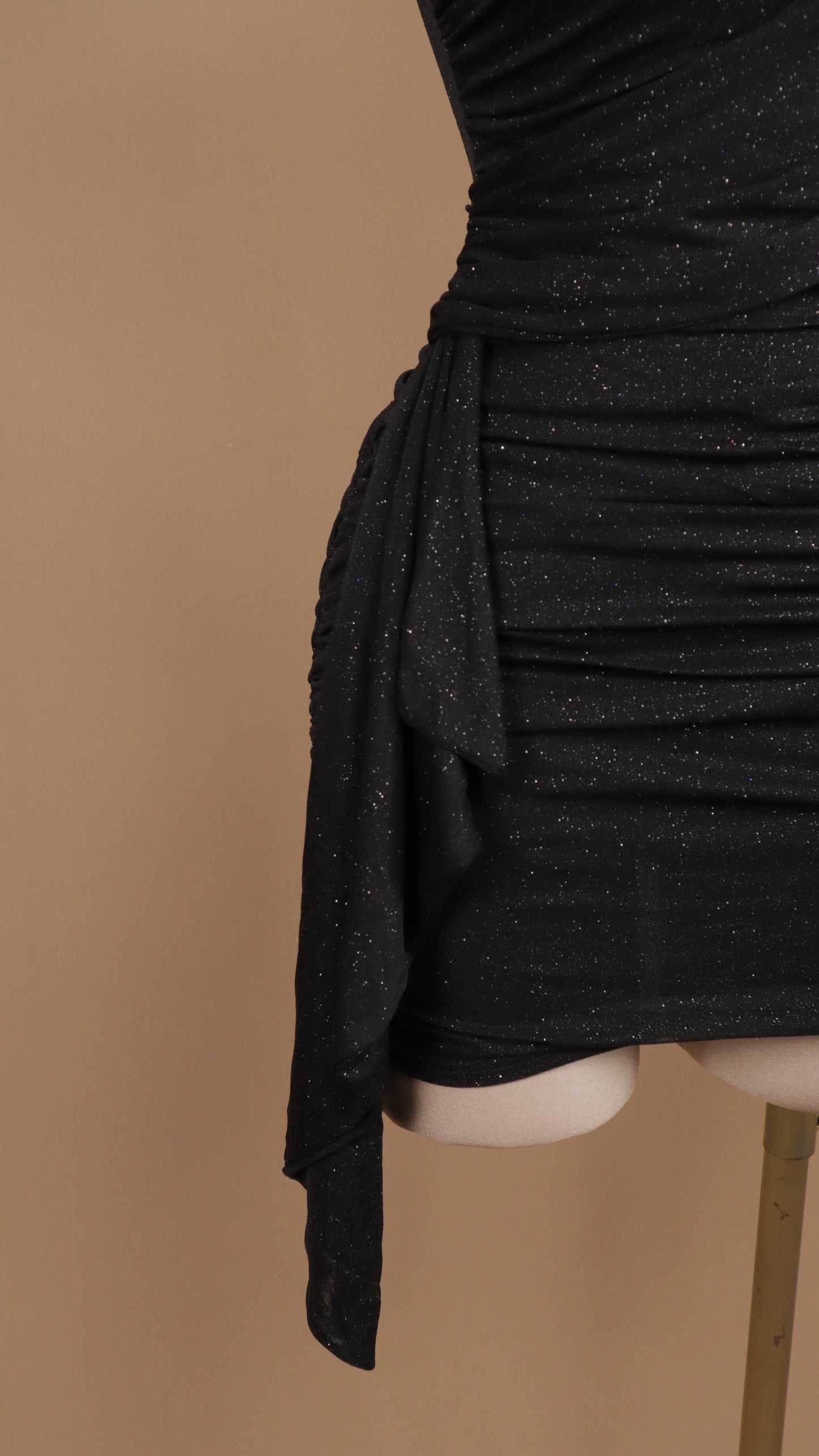 Vestido corto plisado y estola