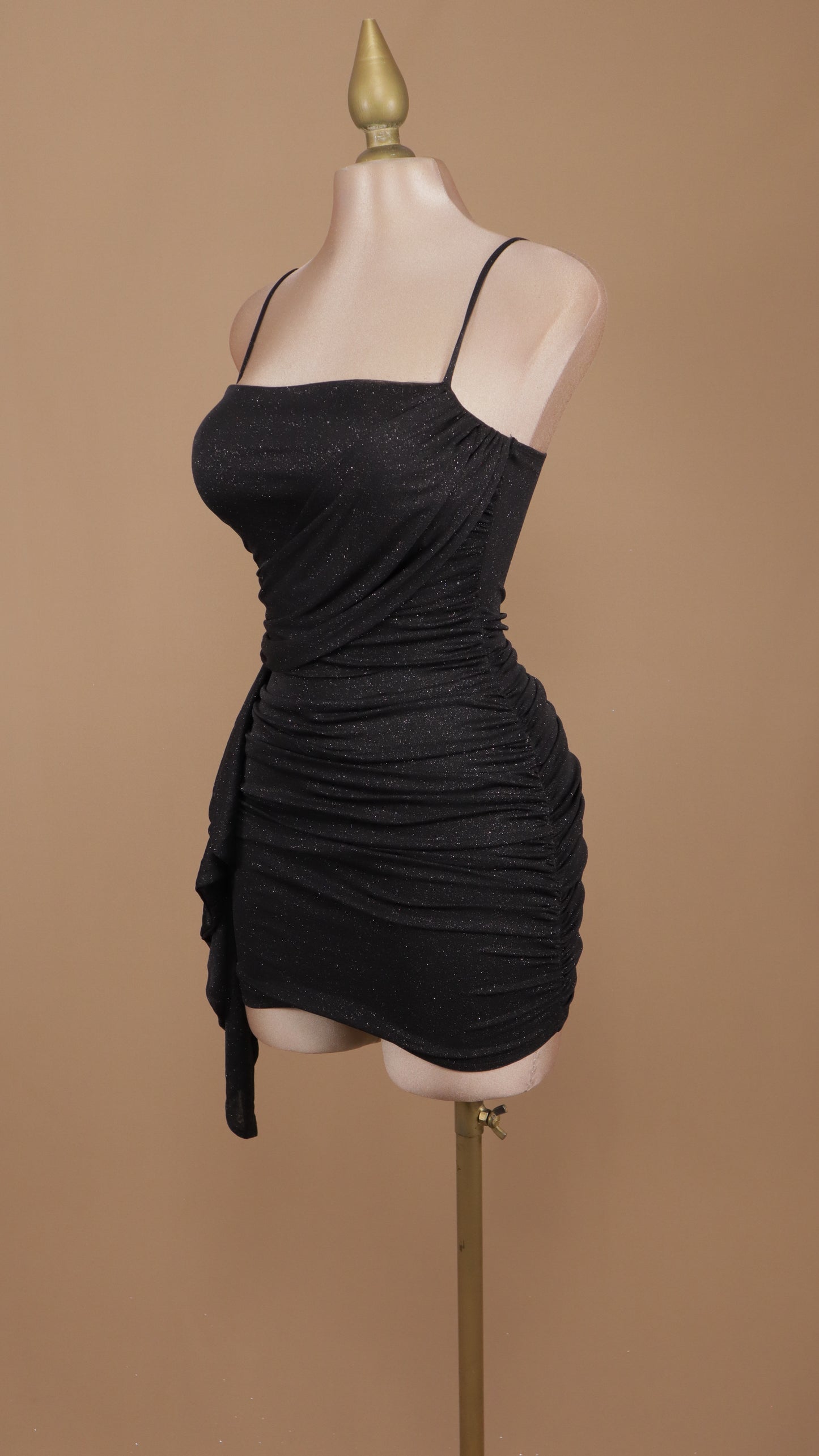 Vestido corto plisado y estola