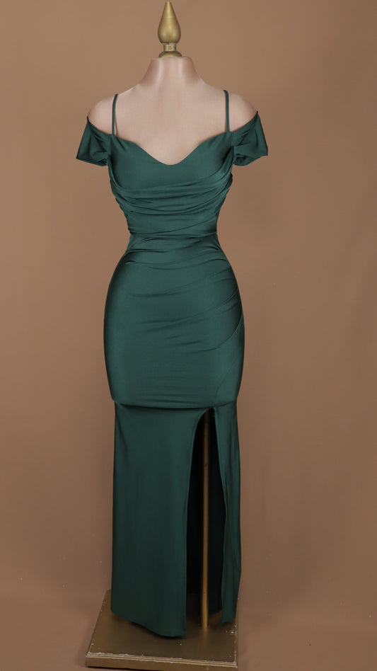 Vestido de licra a los hombros con abertura