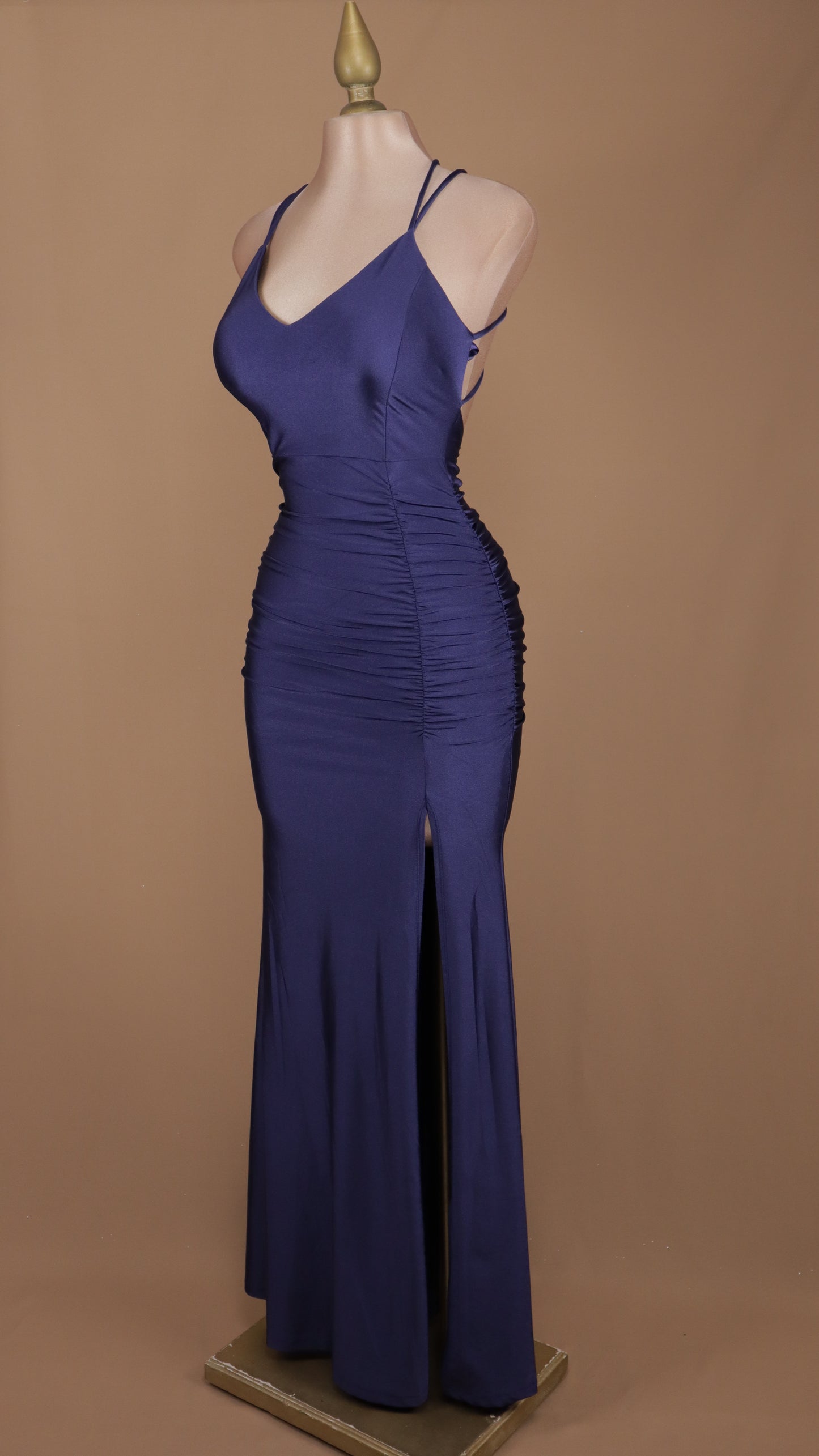 Vestido largo de licra con escote cruzado en la espalda