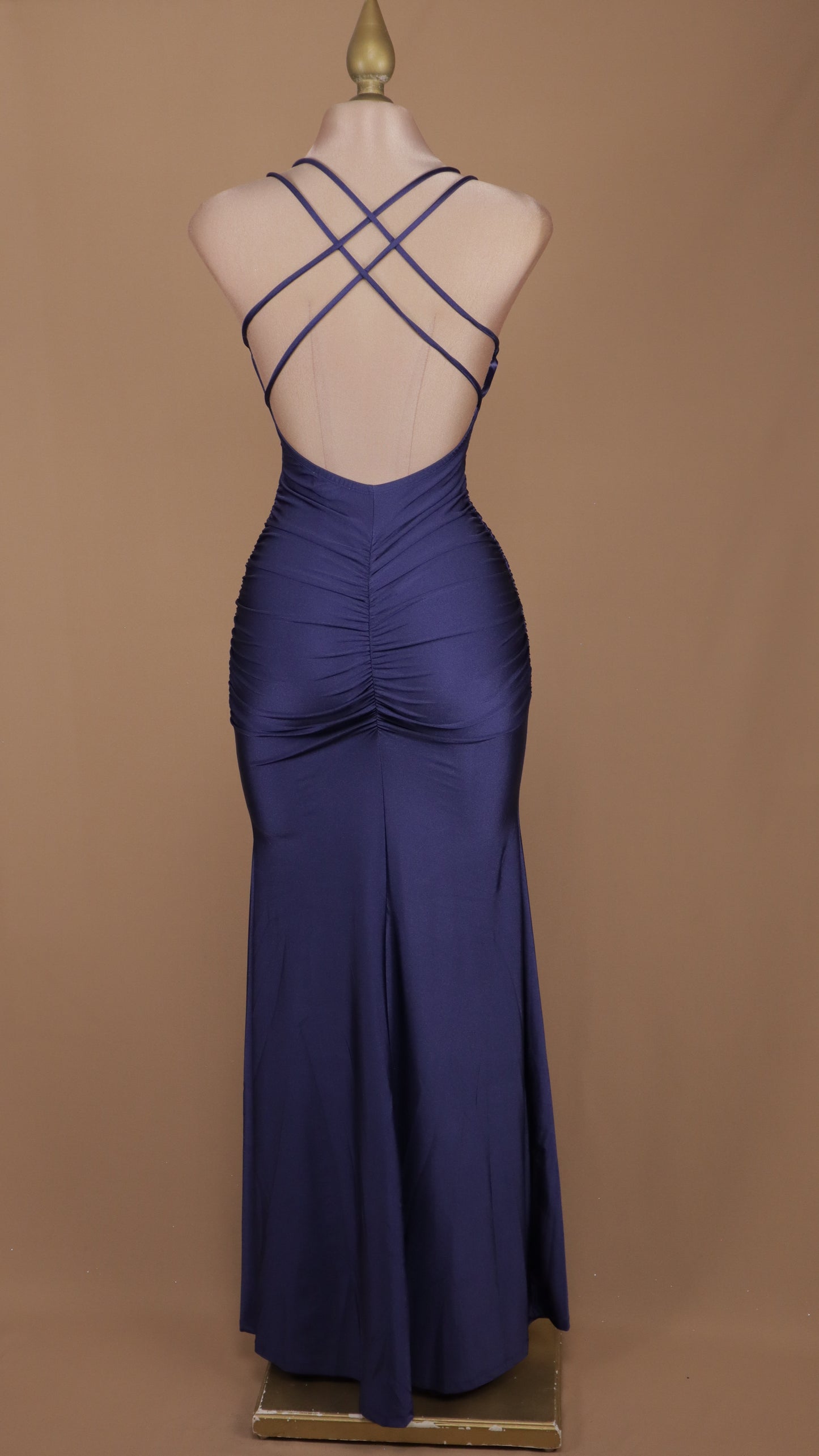 Vestido largo de licra con escote cruzado en la espalda