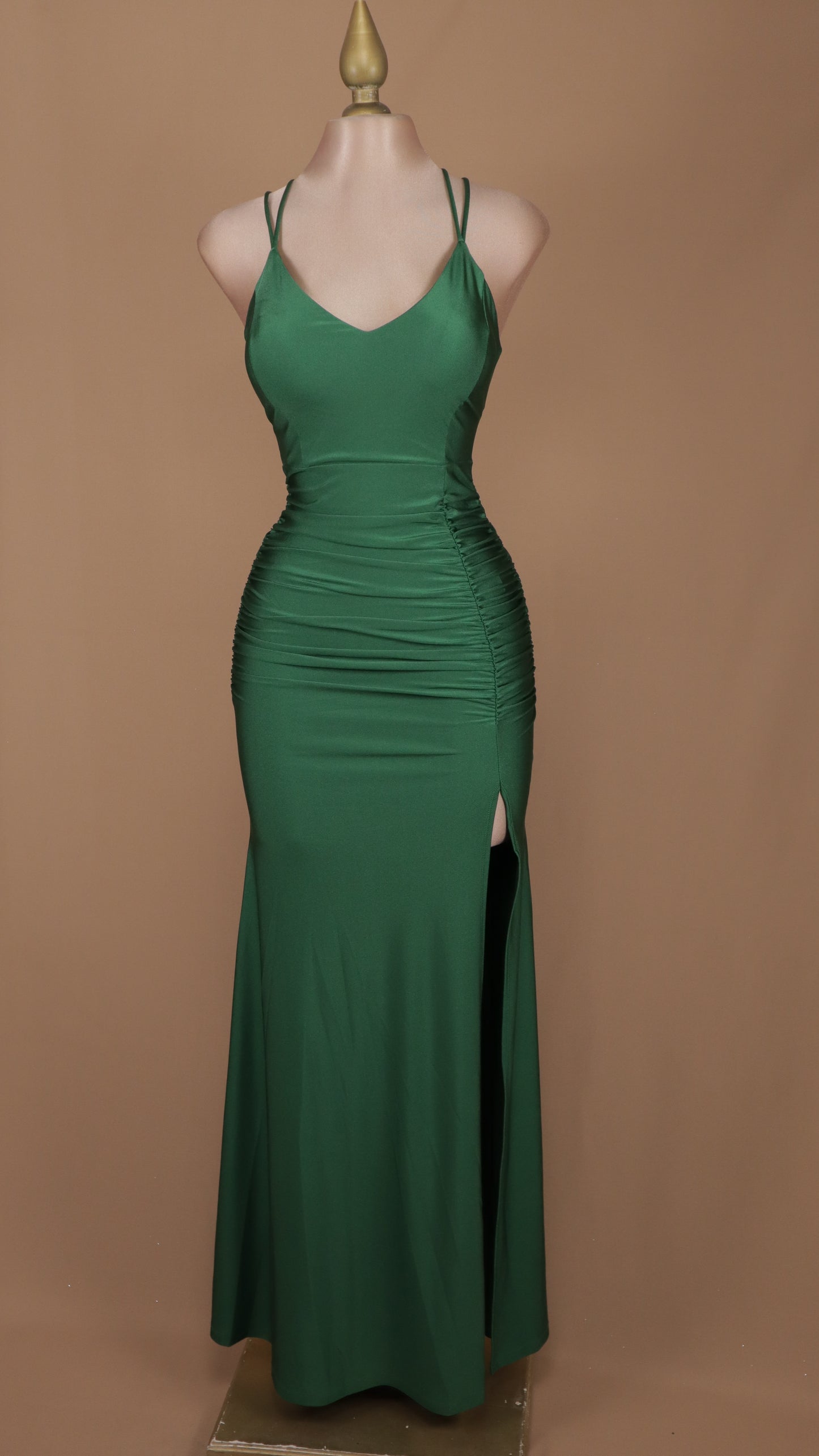 Vestido largo de licra con escote cruzado en la espalda