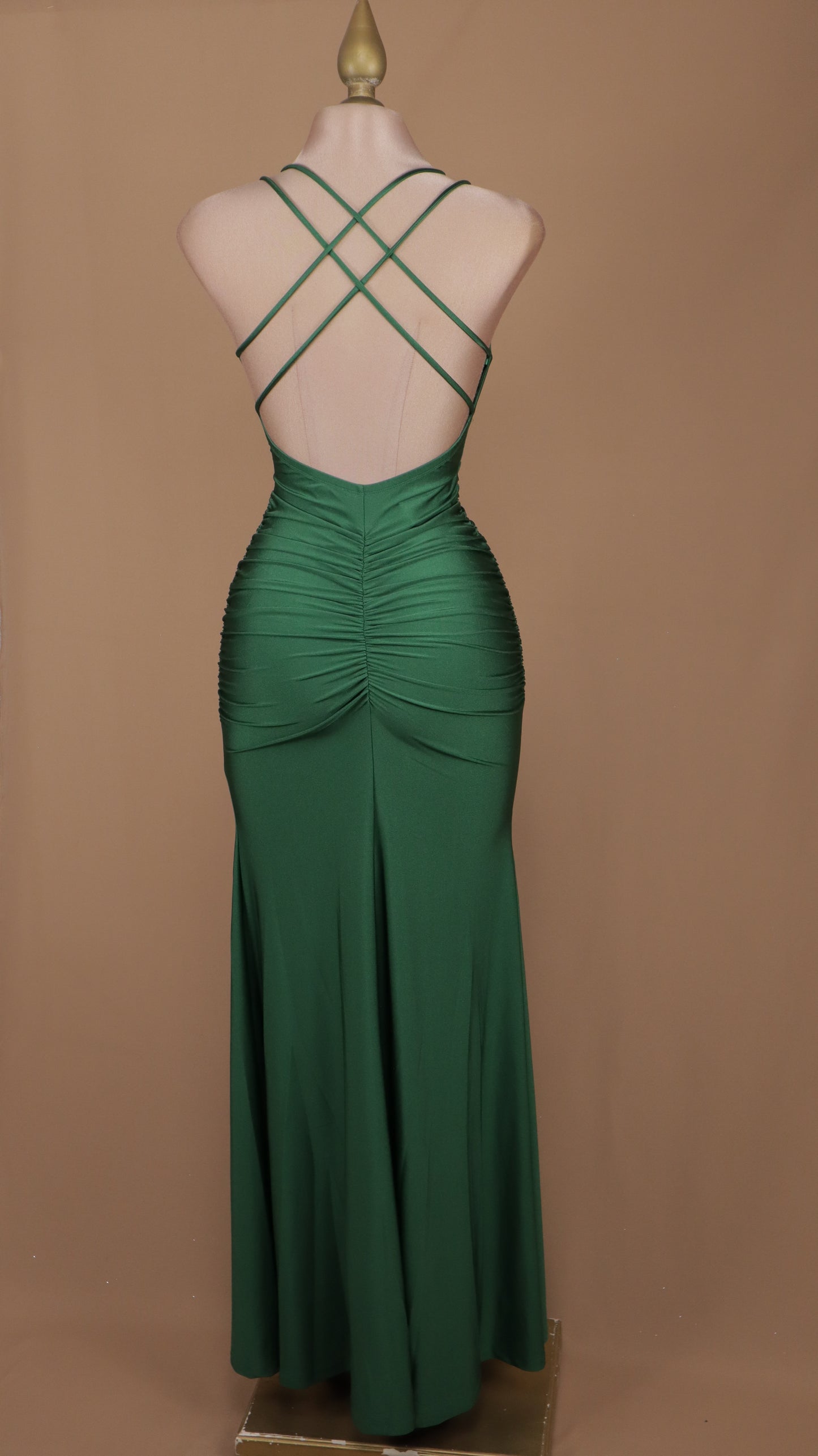 Vestido largo de licra con escote cruzado en la espalda