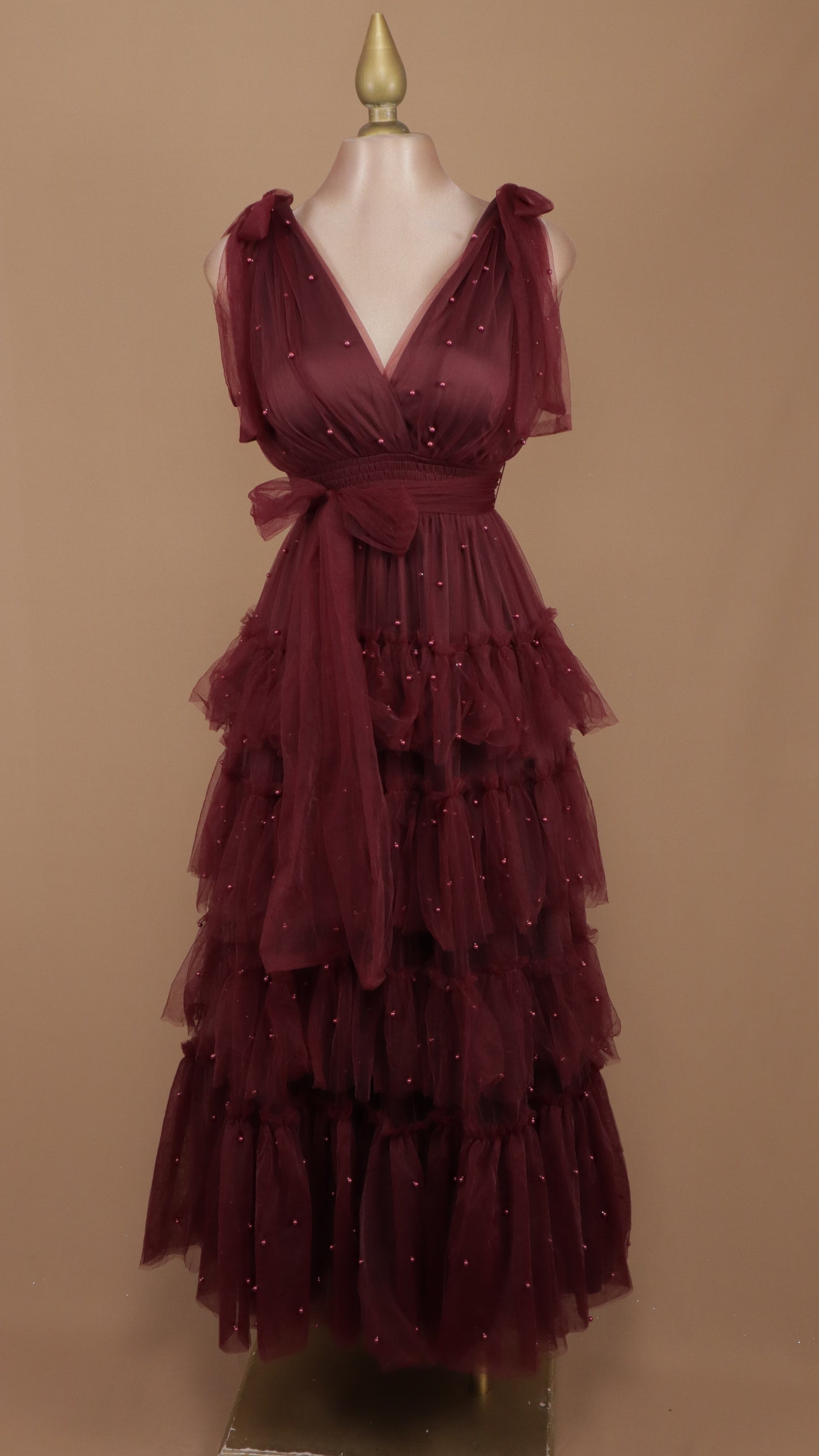 Vestido largo de tul con perlas y escote en V